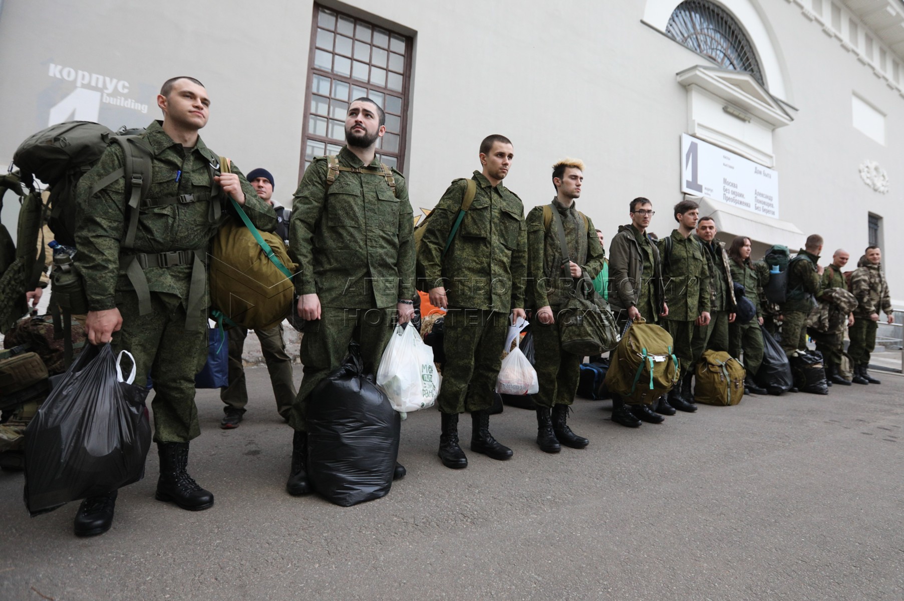 Сколько добровольцев сегодня. Военный призыв. Мобилизационные пункты в Москве. Российские призывники. Армия мобилизация.