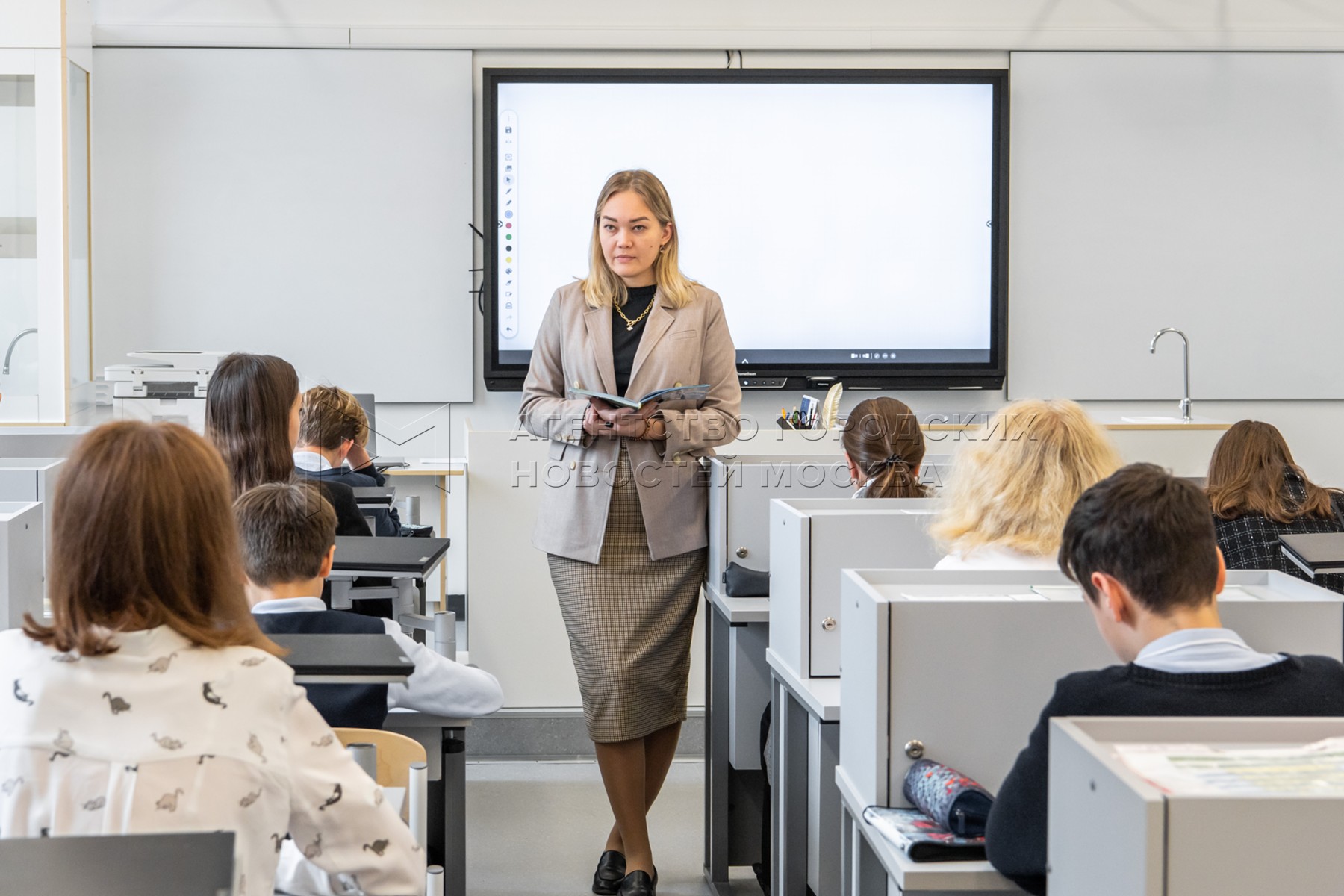 Московские преподаватели. Учитель учитель. Фотосессия учителя профессиональная.