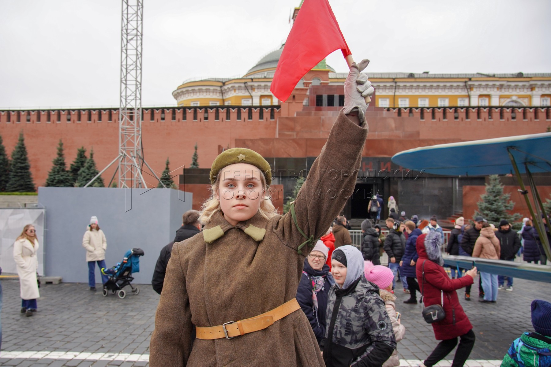 Где проходил парад 41. Парад в Москве 7 ноября 1941. Парад 7 ноября 1941 года в Москве на красной площади. Парад на красной площади 7 ноября 1941 года. Интерактив на красной площади.
