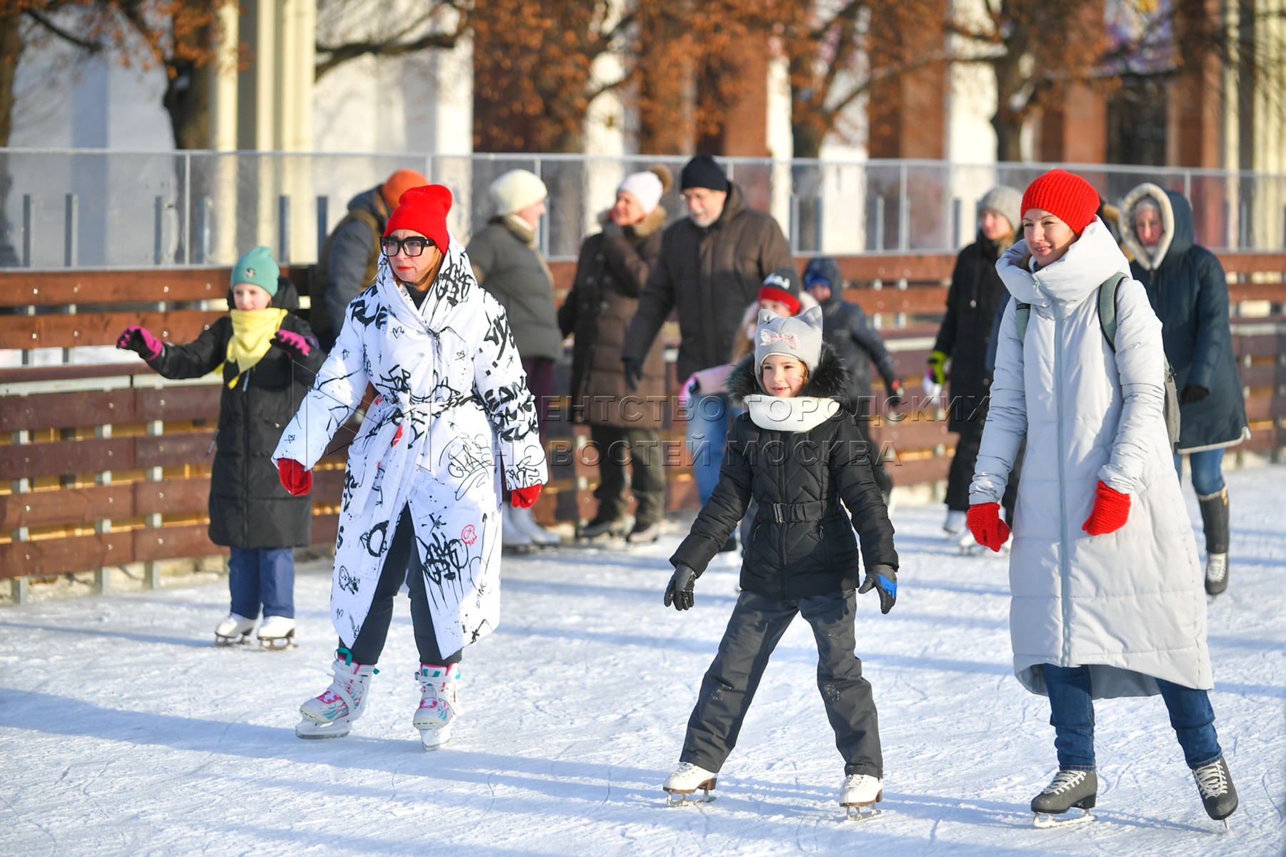 Покататься на коньках сегодня. Покататься на коньках в Москве. Покататься на коньках в Москве сейчас. Катание на коньках ВДНХ. Зима катание на коньках.