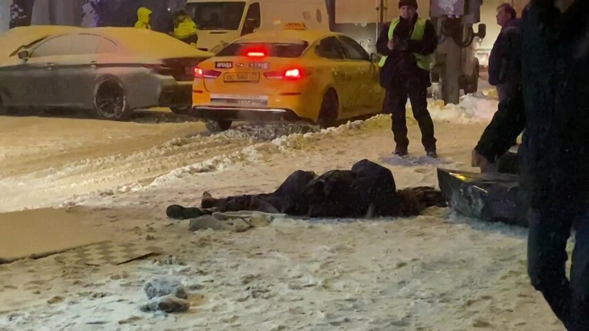 Последствия смертельного ДТП в 3-м Павелецком проезде, где водитель BMW  сбил пешеходов на остановке — Агентство городских новостей «Москва» —  информационное агентство
