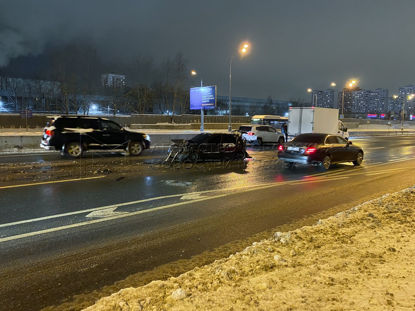 ДТП с грузовиком парализовало движение на Варшавском шоссе