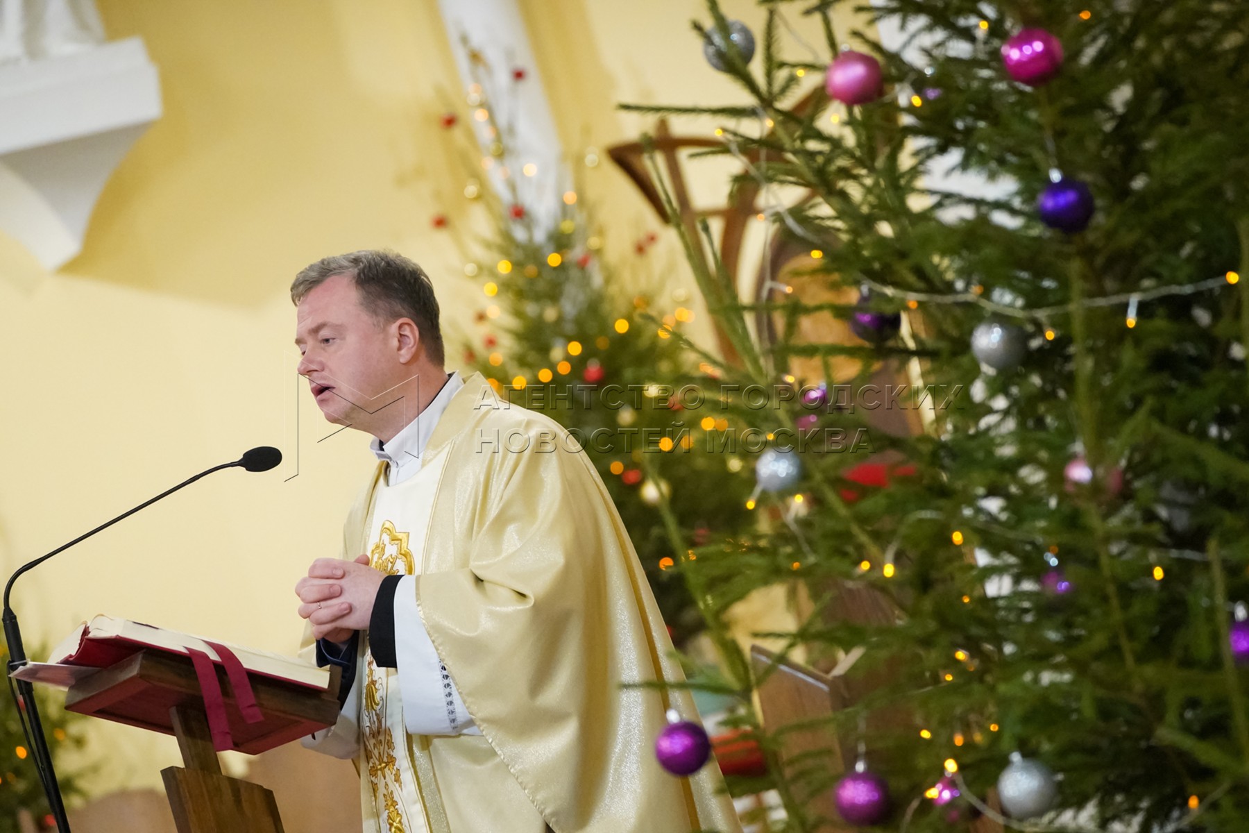 Какое сегодня католическое. Празднование Рождества. Рождество у католиков. Рождество в храме. С Рождеством католическим.