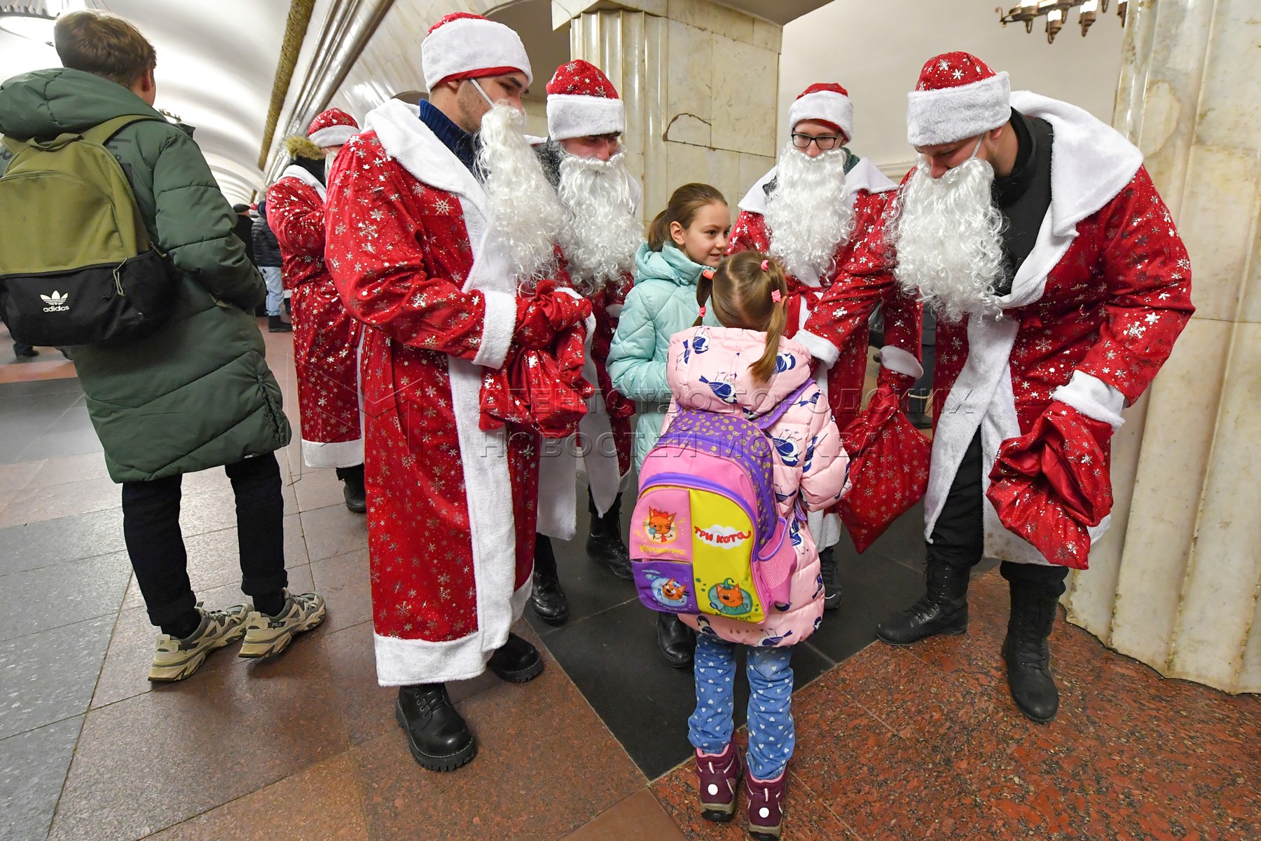 Деды морозы в метро москвы сегодня