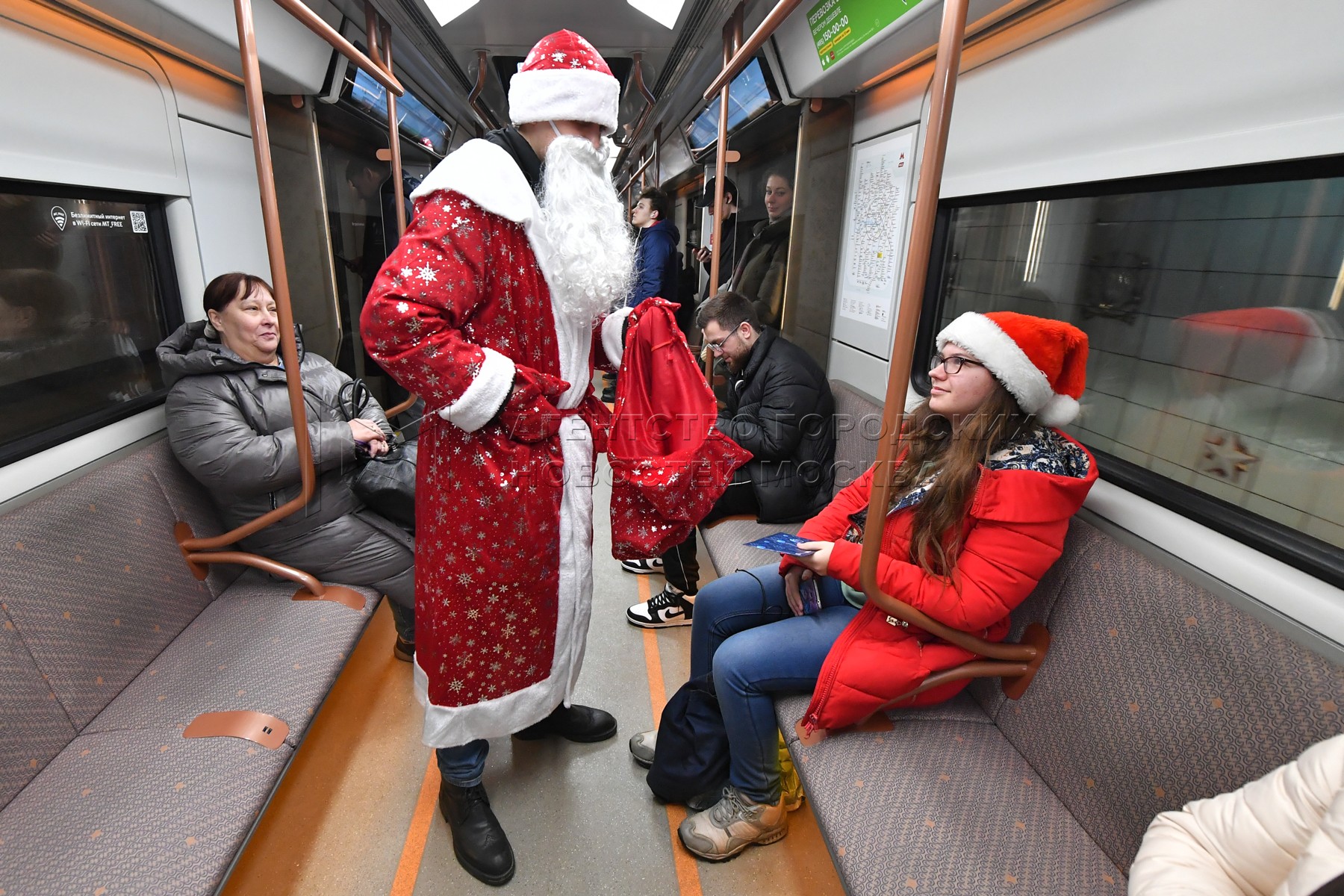 Деды морозы в метро москвы сегодня