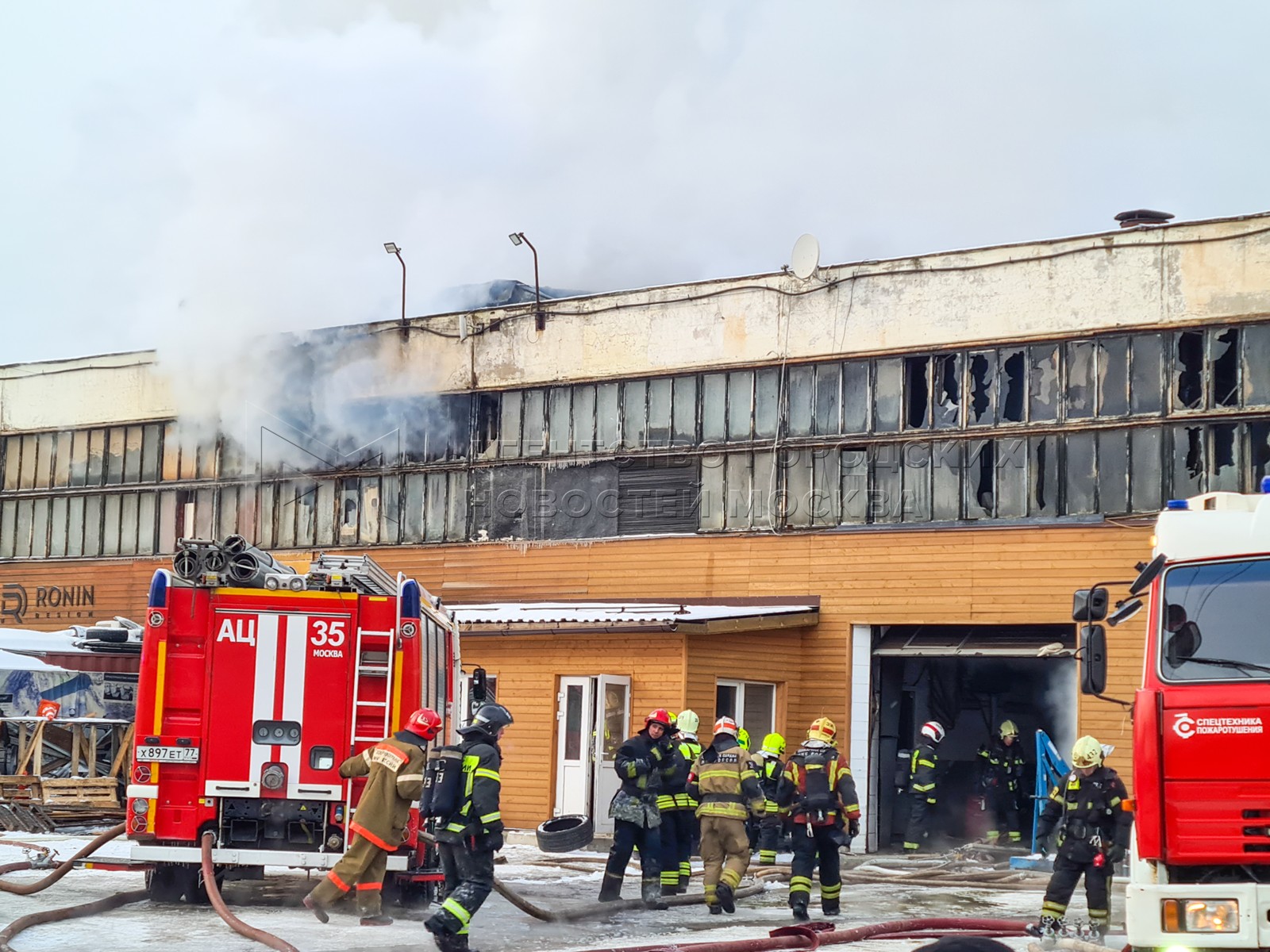 Пожар складских помещений. Пожар. Пожар в городе. Пожар в здании. Пожар в Москве.