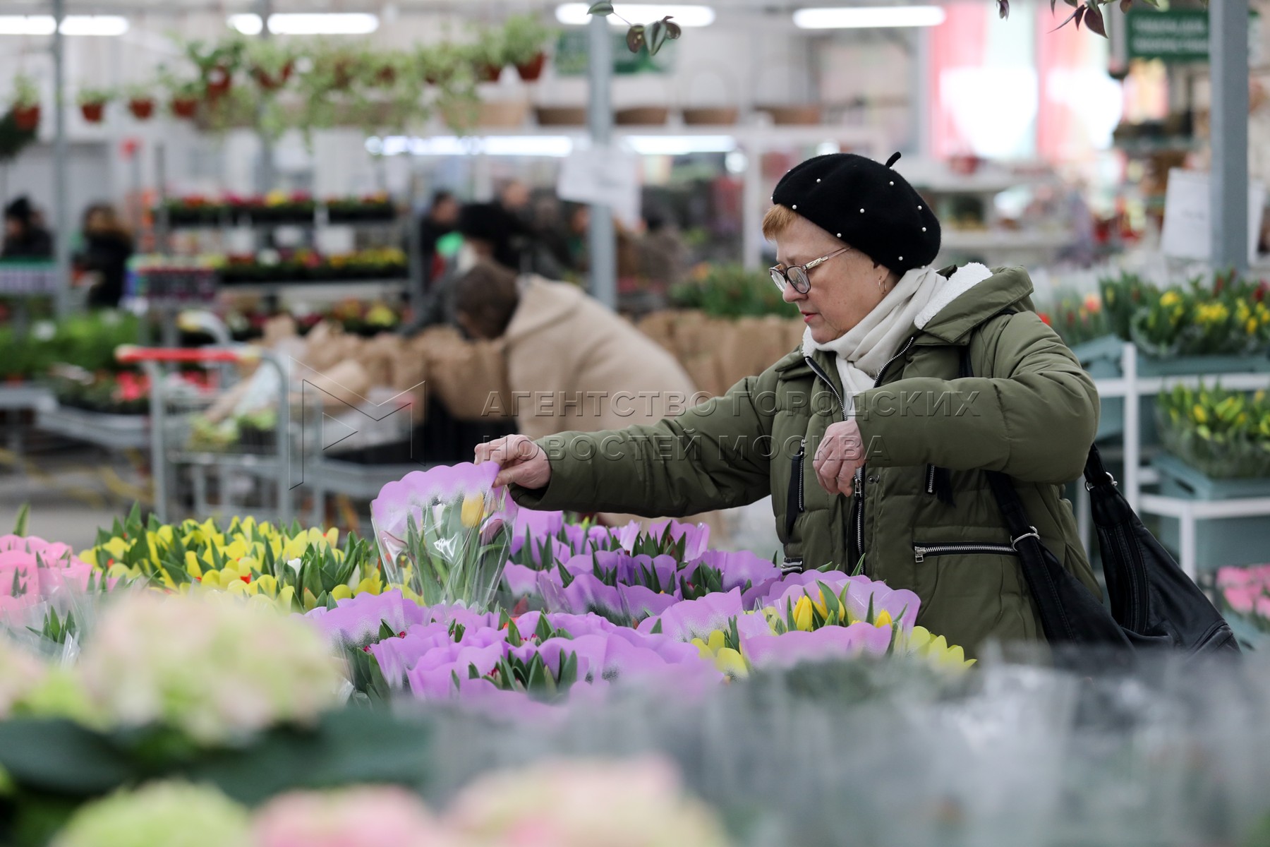 Цветы на 16 парковой. Цветы на продажу. Уличные цветы.