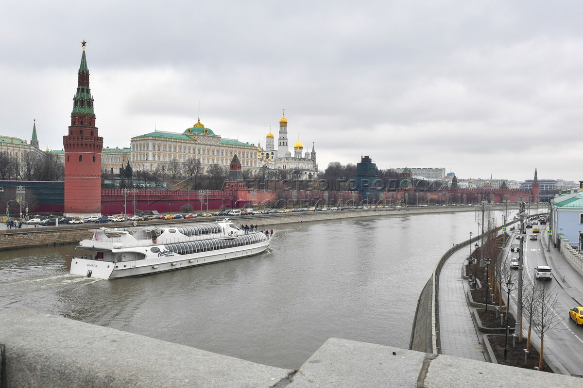 Moscow in the capital and the largest. Виды Москвы. Большой каменный мост подсветка. Андкапитал Москва.