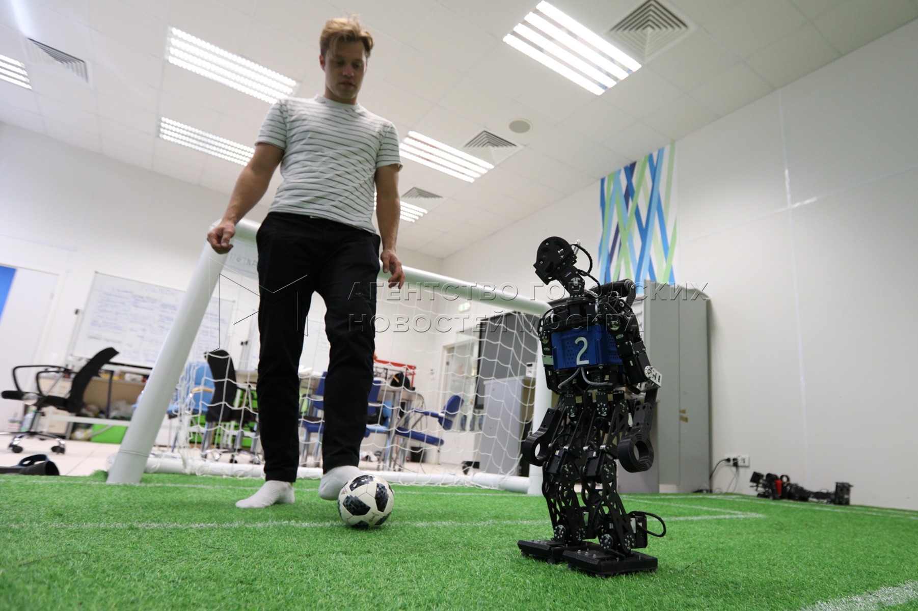 Сколько роботов в команде. Роботы футболисты МФТИ. Команды робота. Робот фотограф. Робот "футболист".