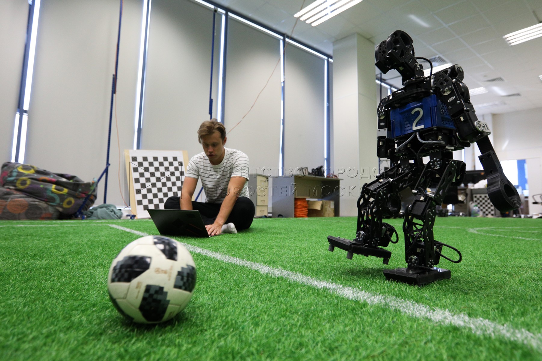 Включи команда роботов. Команды робота. Робот "футболист". Роботы футболисты МФТИ. Робот фотограф.