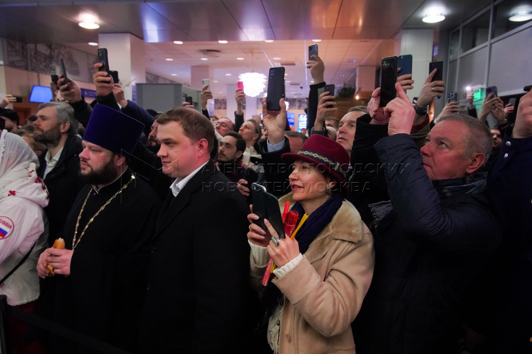 На каком канале будут показывать благодатный огонь. Благодатный огонь в Москве Якунин. Встреча Благодатного огня. Благодатный огонь в Иерусалиме. Благодатный огонь из Иерусалима.