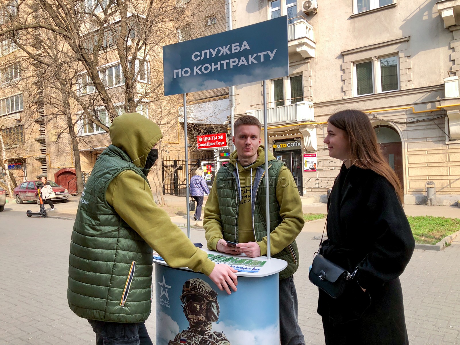 доброволец москвы. служба в армии. сборный пункт. добровольцы мобилизация. мобилизованные на сборном пункте.