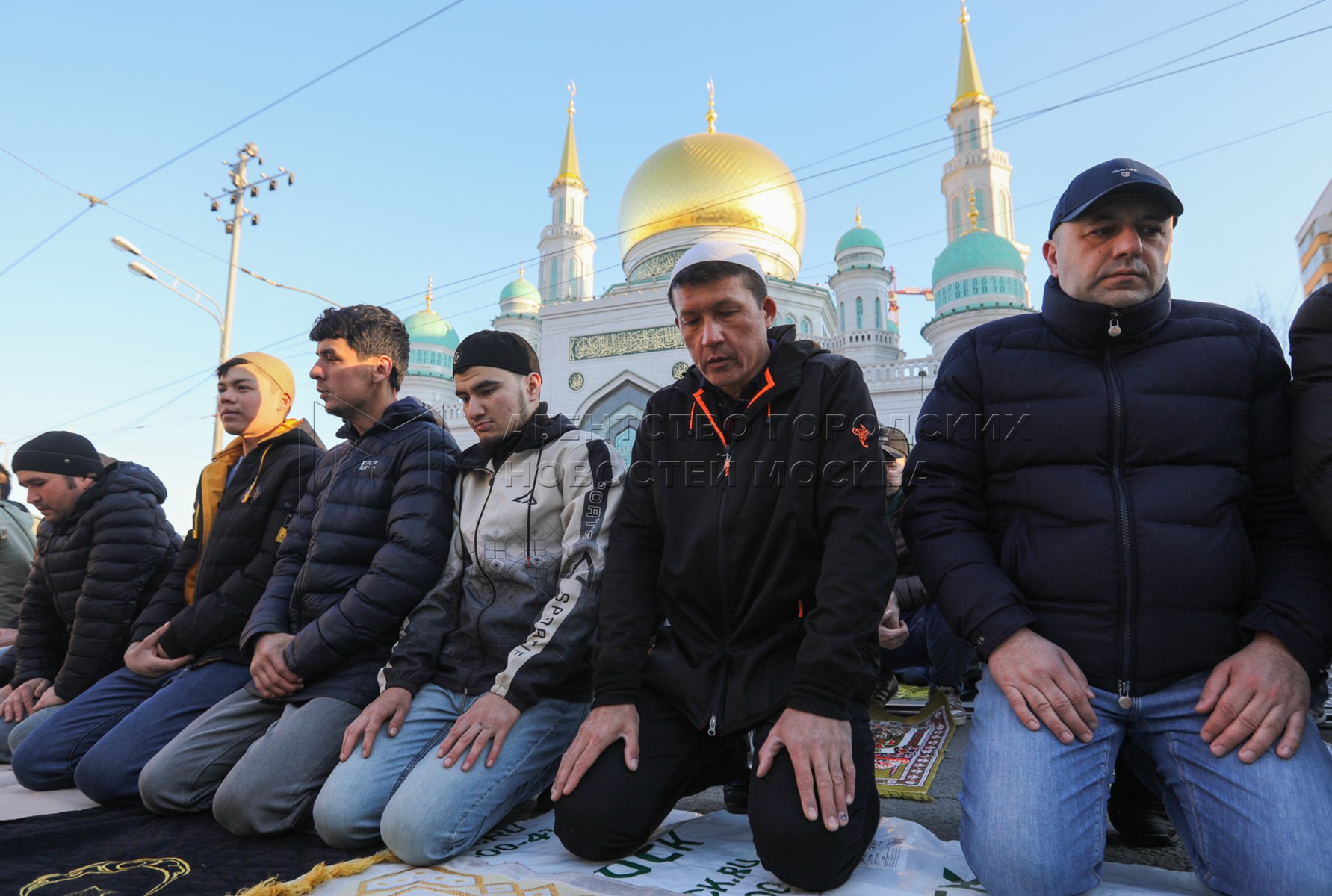 Ураза байрам саратов. Ураза-байрам 2023 в Москве. Имам Соборной мечети в Москве. Мусульмане в Москве. Мечеть в Москве вчера.