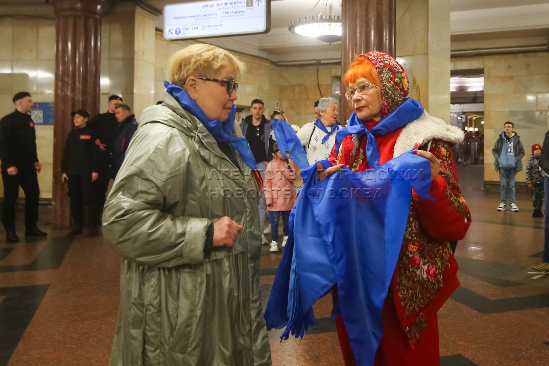 Пассажир победы. Платок день Победы. Акция синий платочек Победы. День Московского метрополитена. Платок Победы акция.