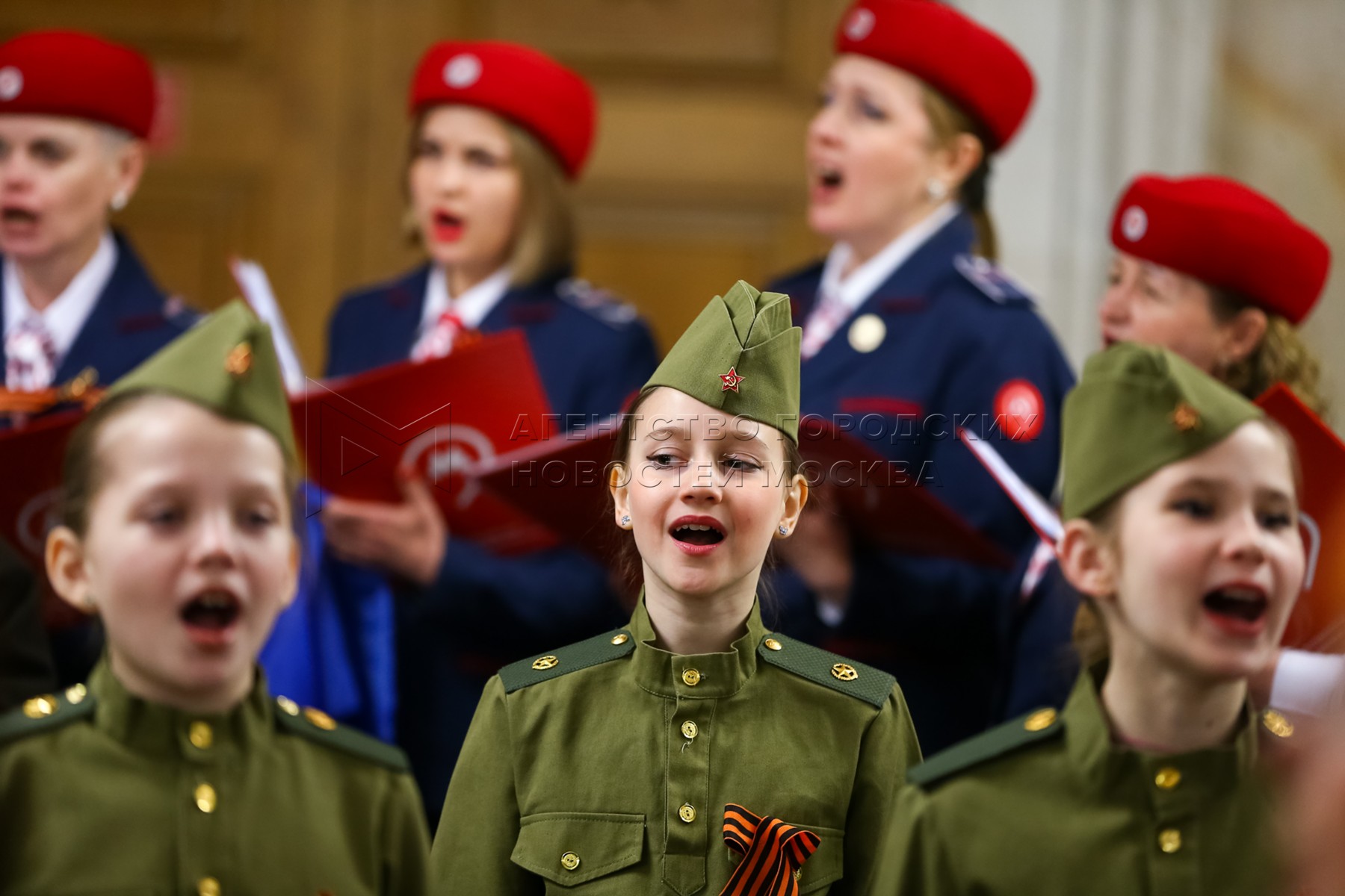 Солдатскую пилотку и синий платочек томичи могут получить в кинотеатрах и торговых центрах