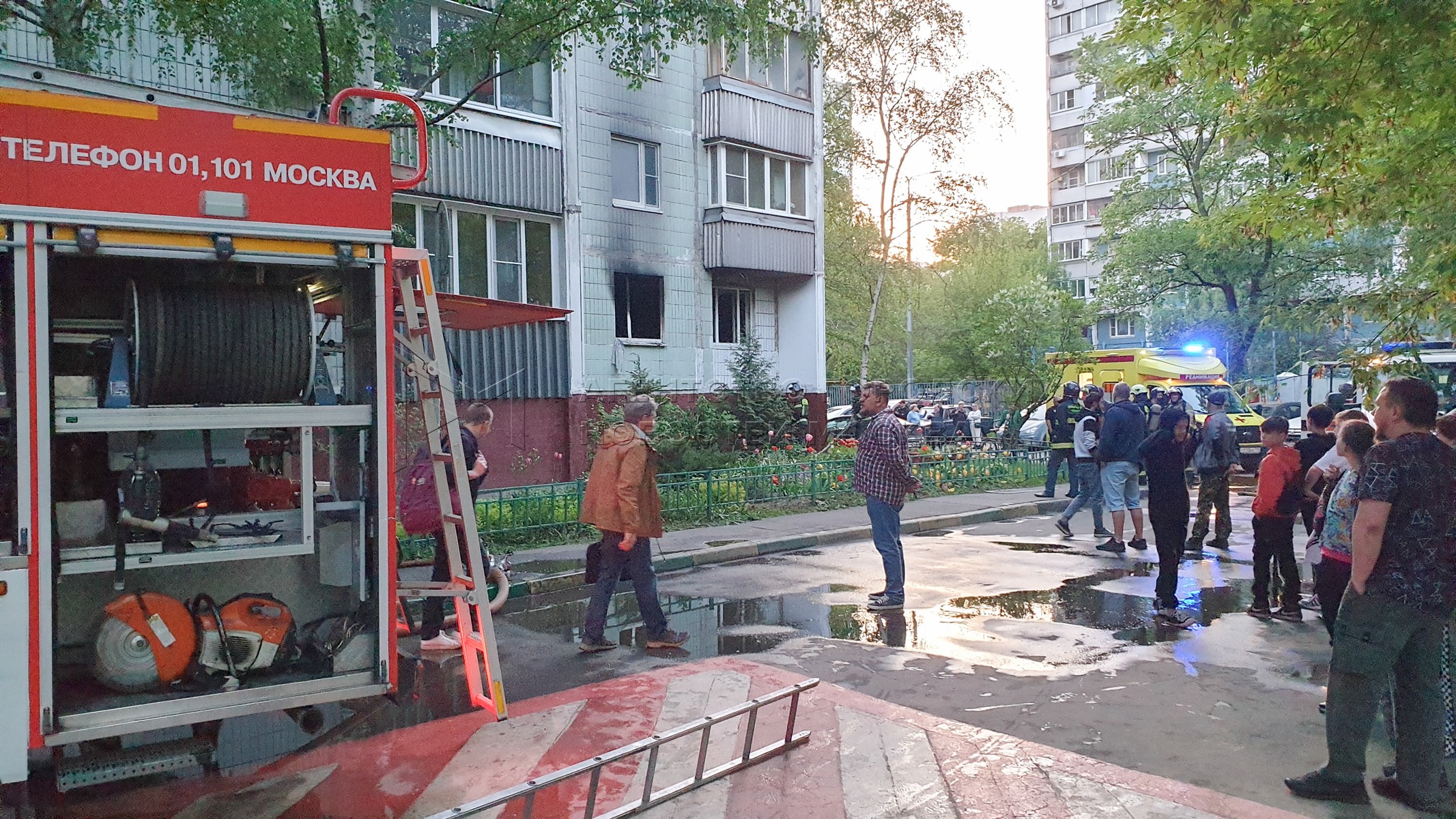 Какие улицы эвакуируют. Пожар в Медведково. Пожарные Москвы. Люди на улице. Эвакуация людей при пожаре.