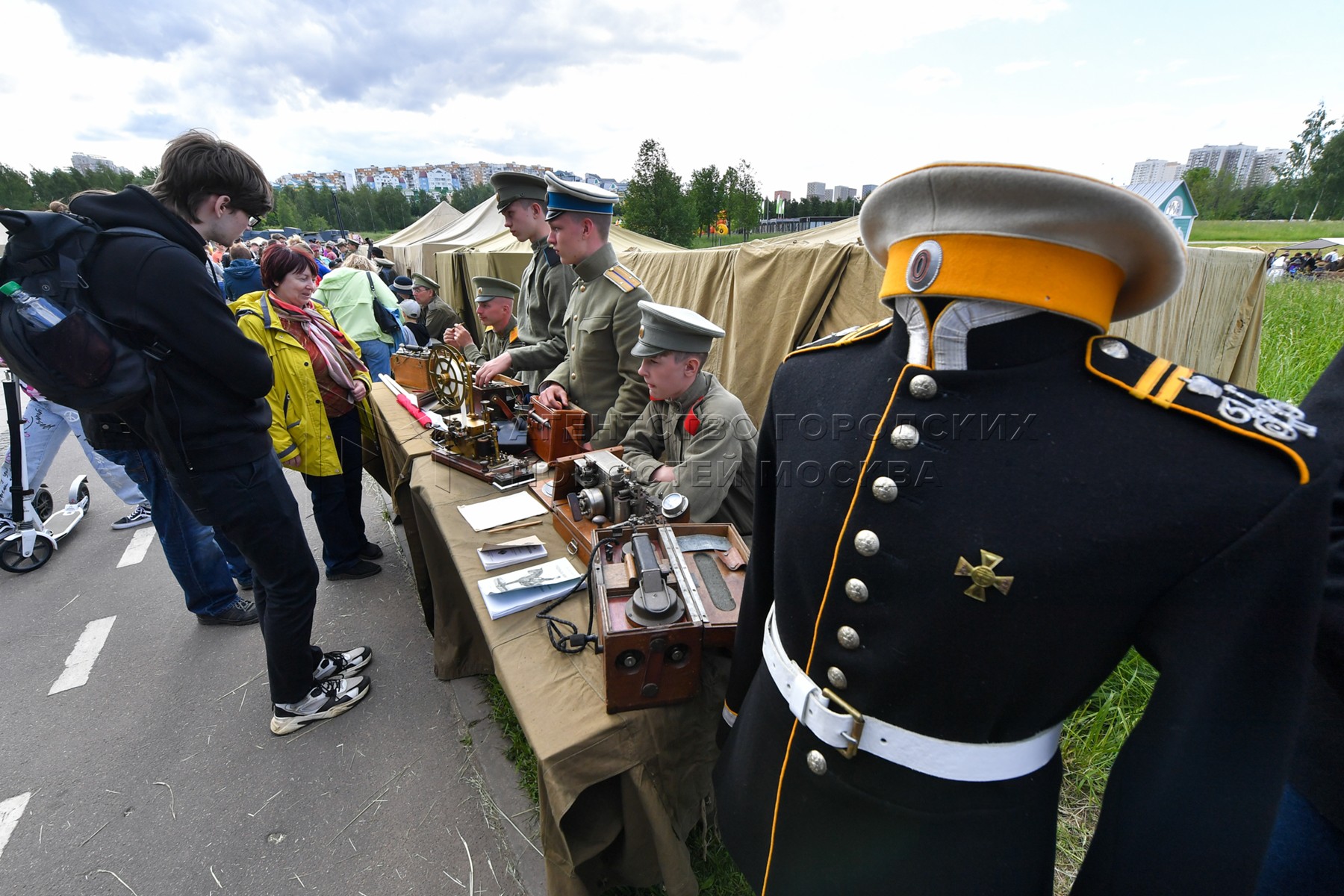 Фестиваль времена и эпохи в москве. Времена и эпохи. Остров русский серпухов мероприятия. Времена и эпохи митинский парк. Митино фестиваль времена и эпохи 2024.