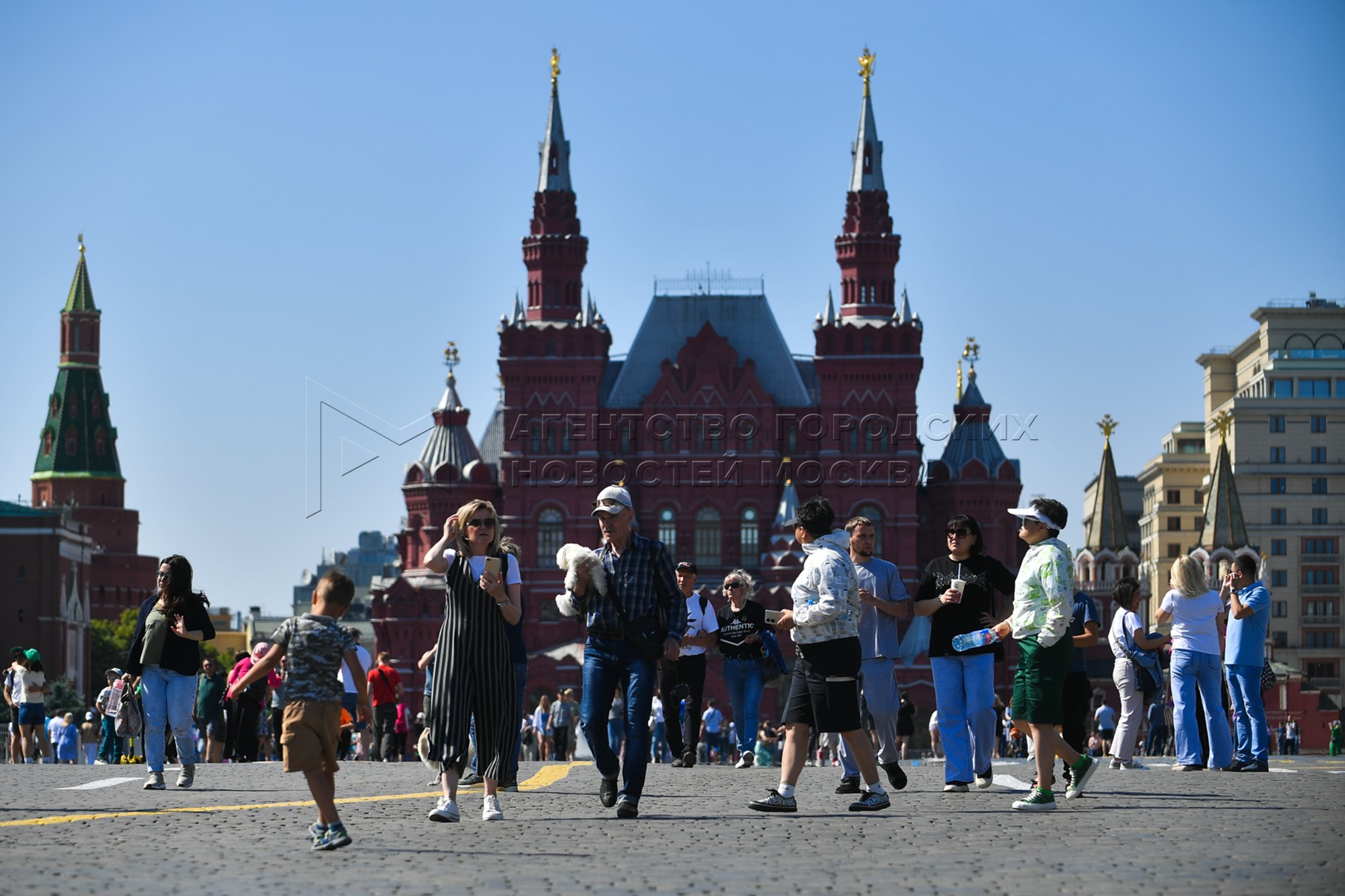 Из региона человек в москве. Москва люди. Фото 2014 год люди Москвы. Красная площадь 360 градусов.