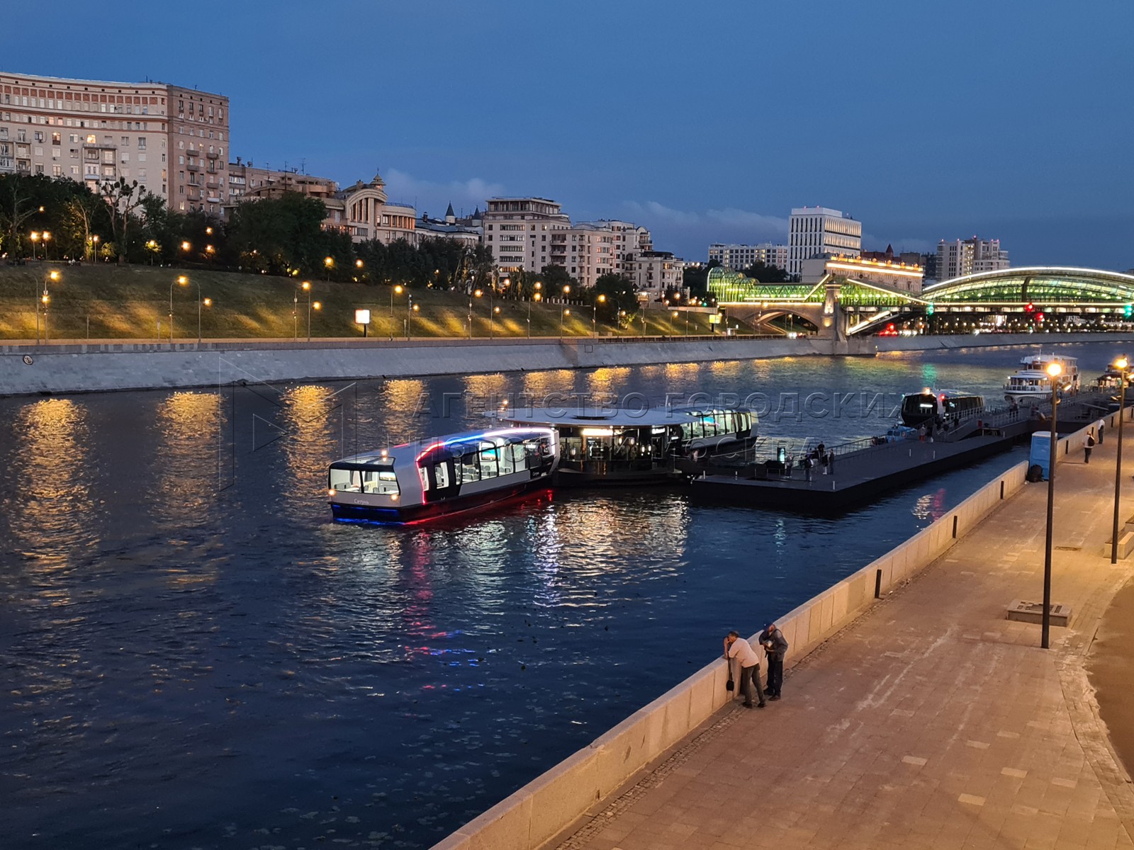 Причал Киевский вокзал. Киевский причал Москва. Москва причал Киевский вокзал FLYRIVER. Реки Москвы.