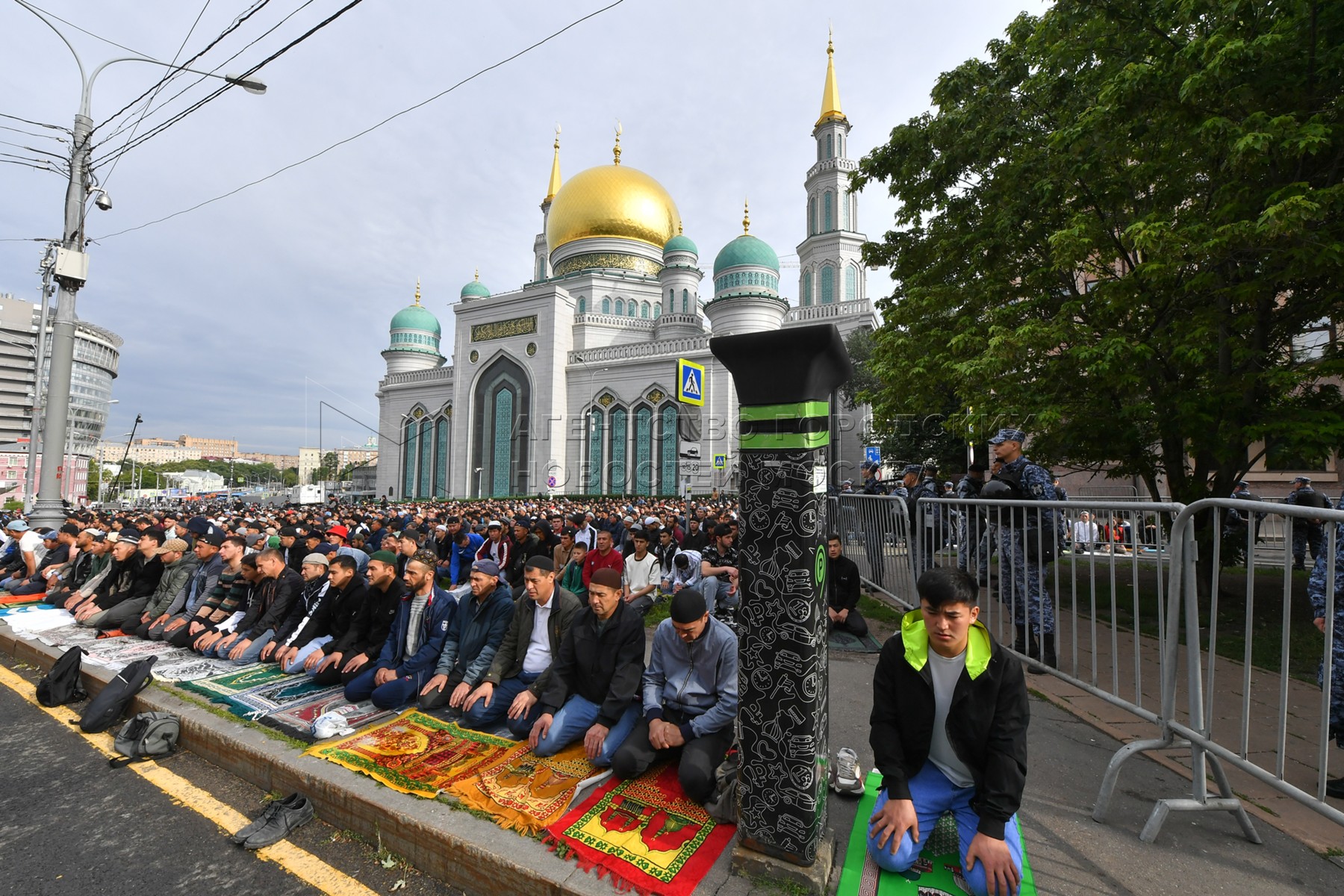 Курбан 2024г. Курбан байрам Московская Соборная мечеть. Мечеть в Москве Курбан байрам. Снимок сверху в Курбан байрам в Соборной мечети Москвы.