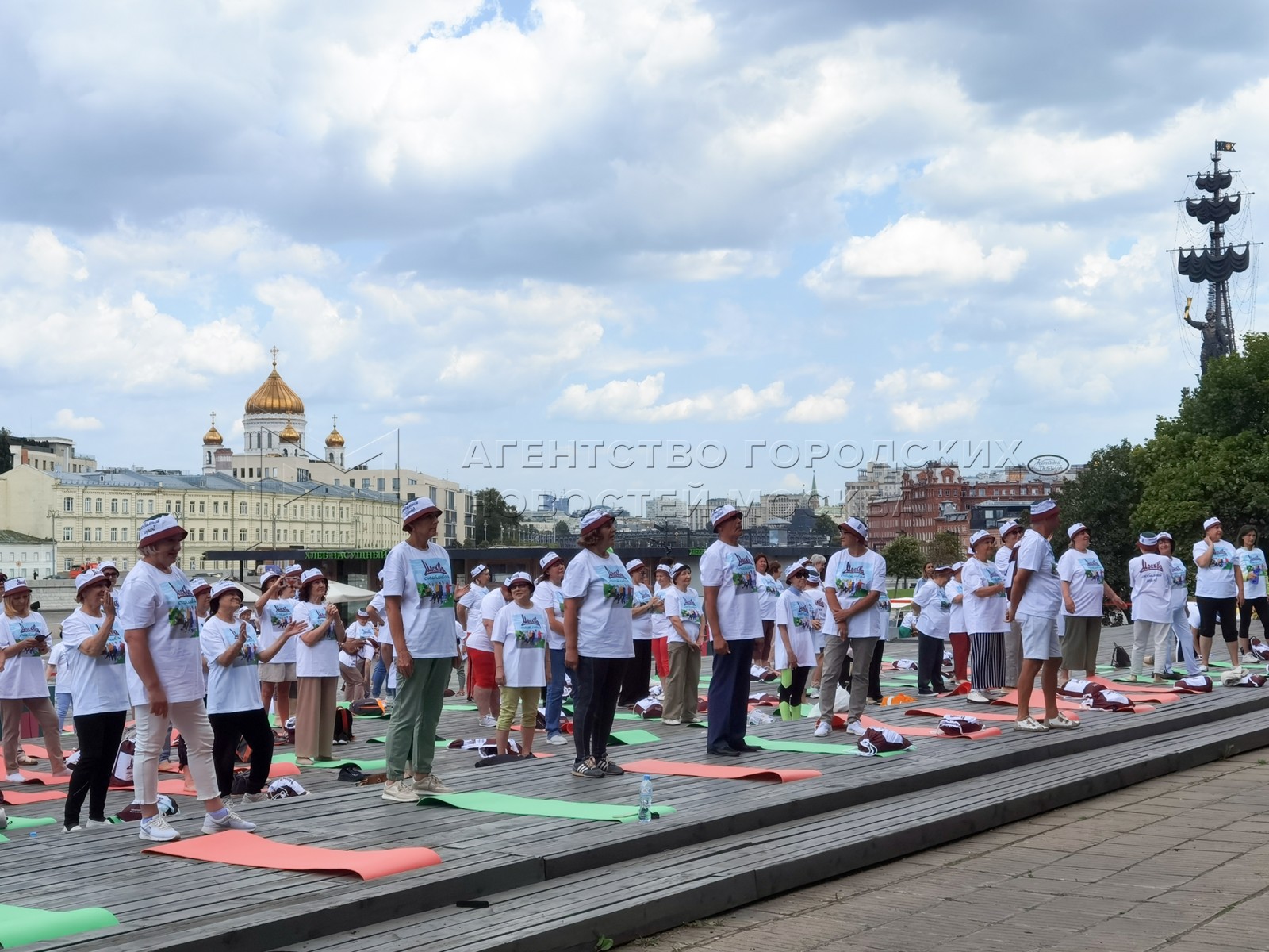 Зарядки долголетия в москве расписание. Парк Музеон в Москве. Сцена Музеон в парке Горького 2024. Музеон 5 мая 2024.