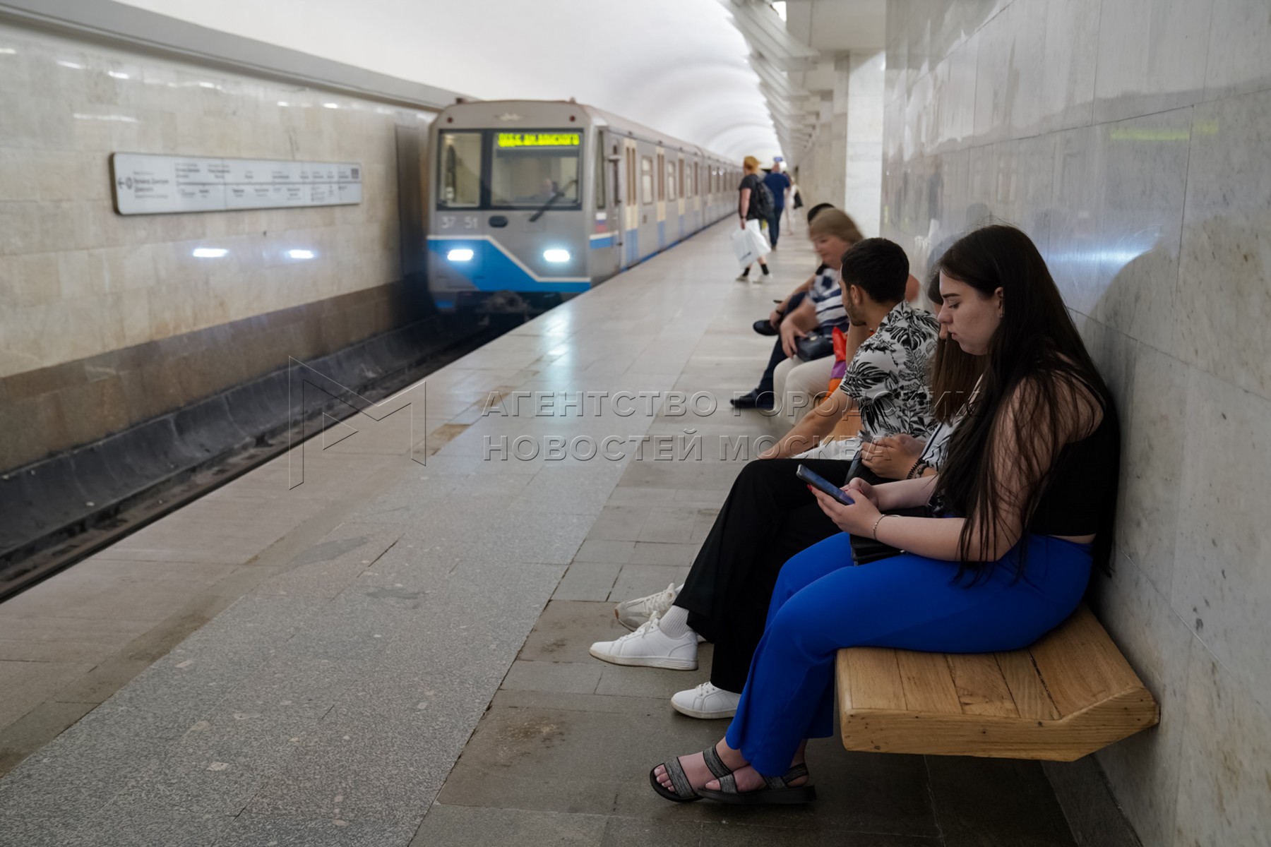 полянка станция метро