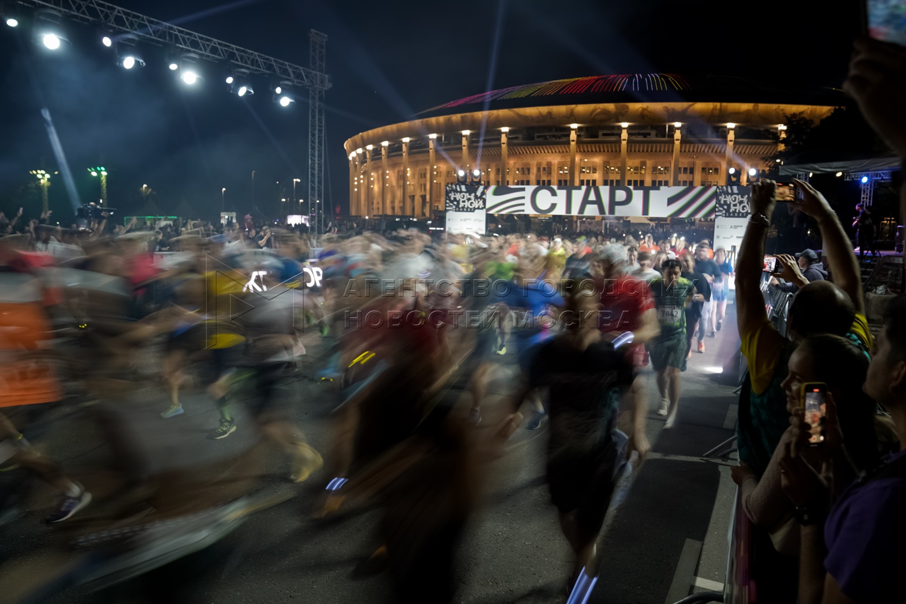 Полумарафон Москва 2024. Медаль ночной забег Москва. Забег МСК 19.05.2024. Фото ночных гонок в Москве 2024.