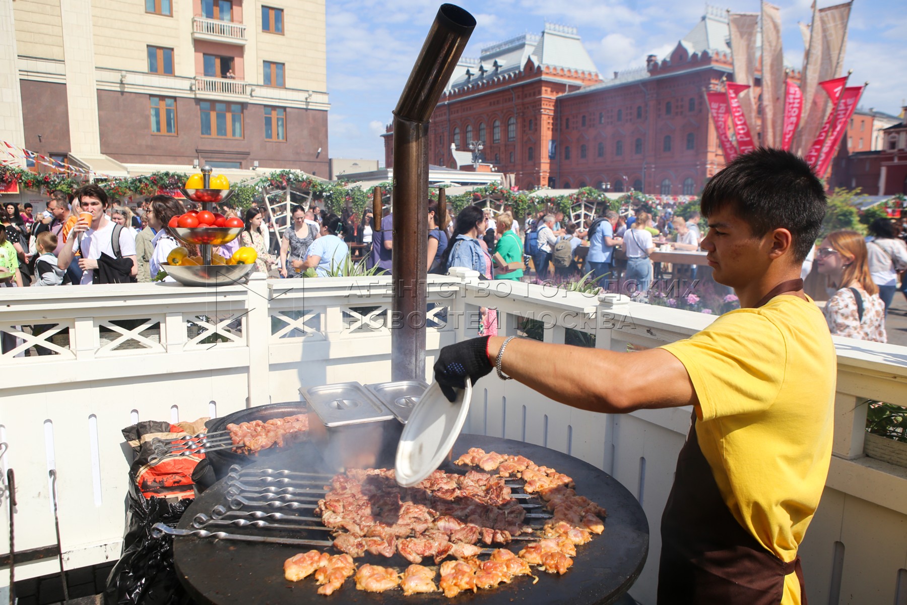 Манежная площадь москва сейчас. Манежная площадь москва. Гастрономический фестиваль в москве на манежной площади. Фестиваль еды. Гастрономический фестиваль в москве на манежной площади.