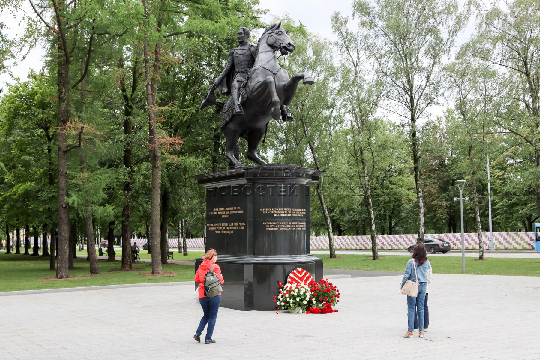 памятники открытые в москве