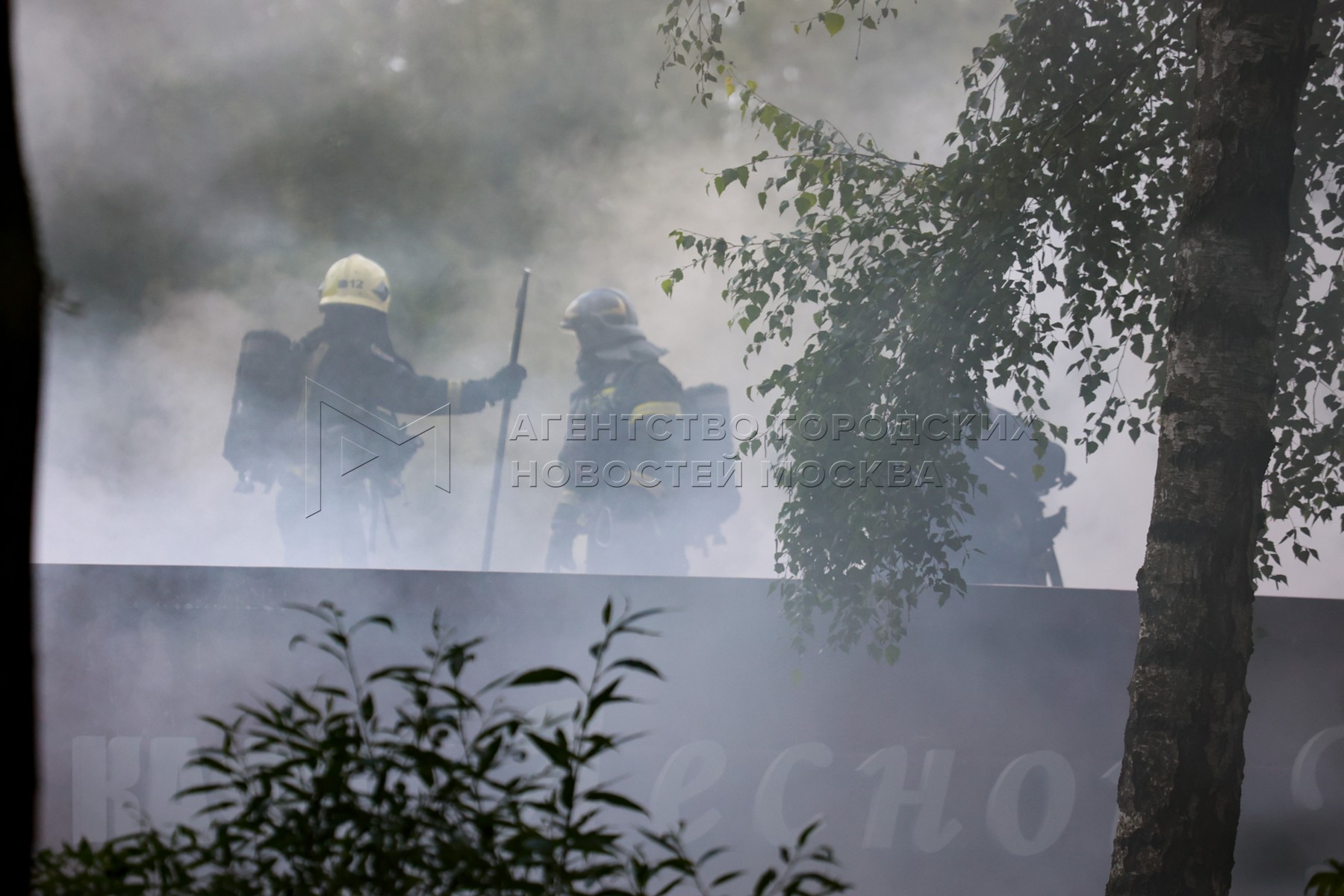 Огонь охватил три тысячи квадратов промзоны в Измайлово