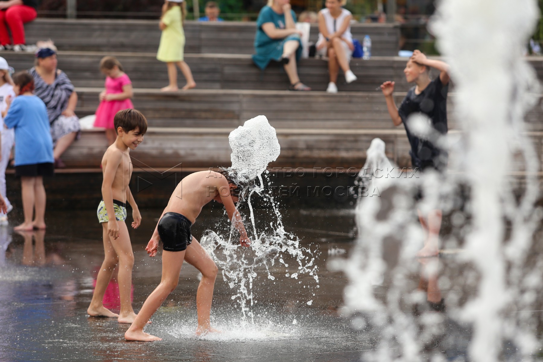 Будет ли еще жара в москве. Жара в Москве 2010. Жара в Москве. Лето 2010 жара в Москве. Москва жара девушки.