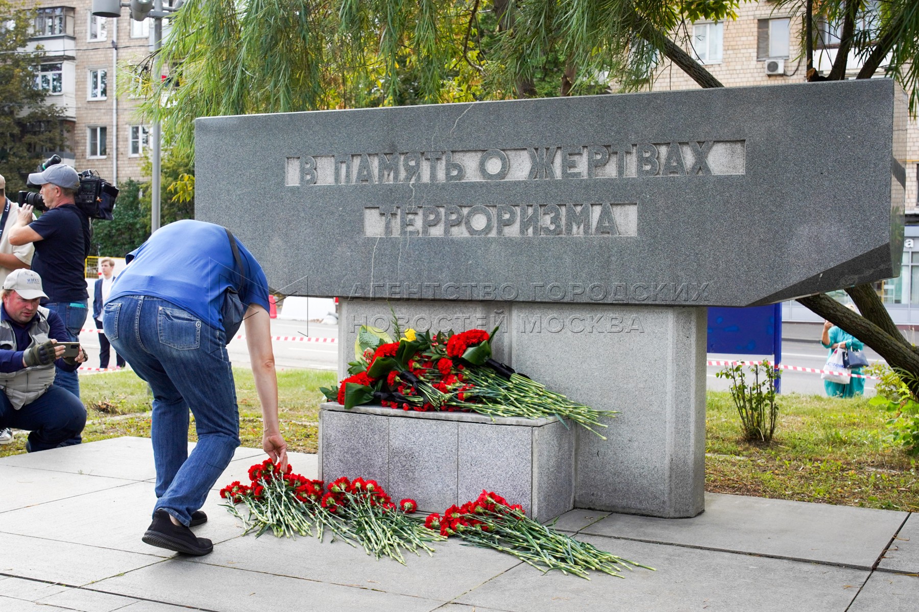 Светлая память жертвам теракта в крокусе. Улица Мельникова памятник погибшим в теракте.
