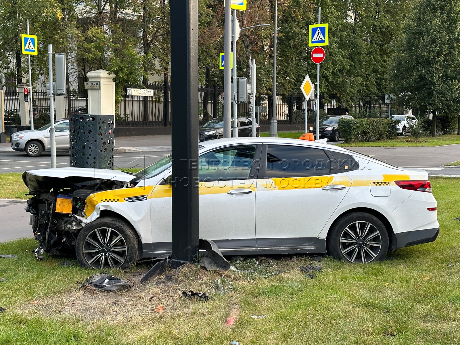 Пассажирка такси госпитализирована после аварии в Чертанове