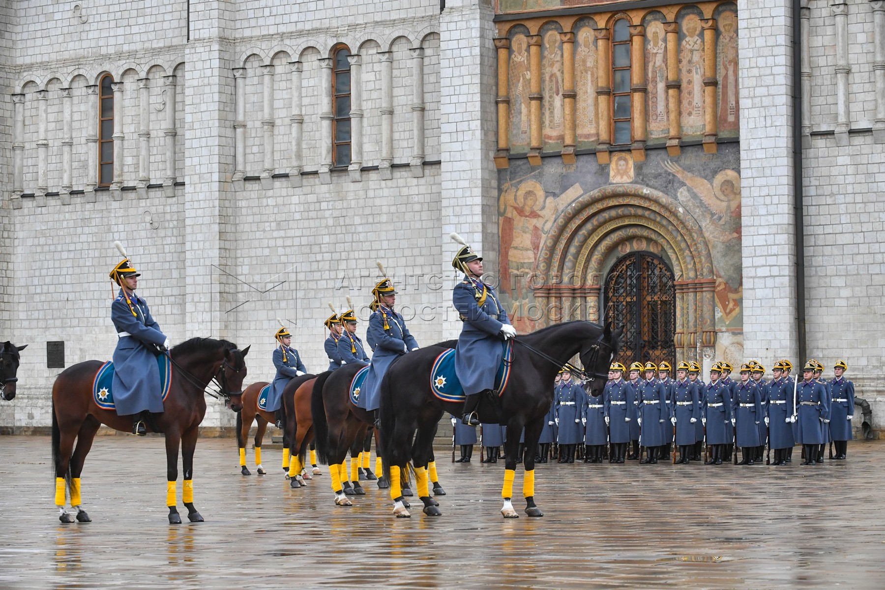 Конный караул в кремле расписание. Парад президентского полка на Соборной площади. Коневозы президентского полка. Президентский полк 2008 инаугурация. Герб президентского полка.