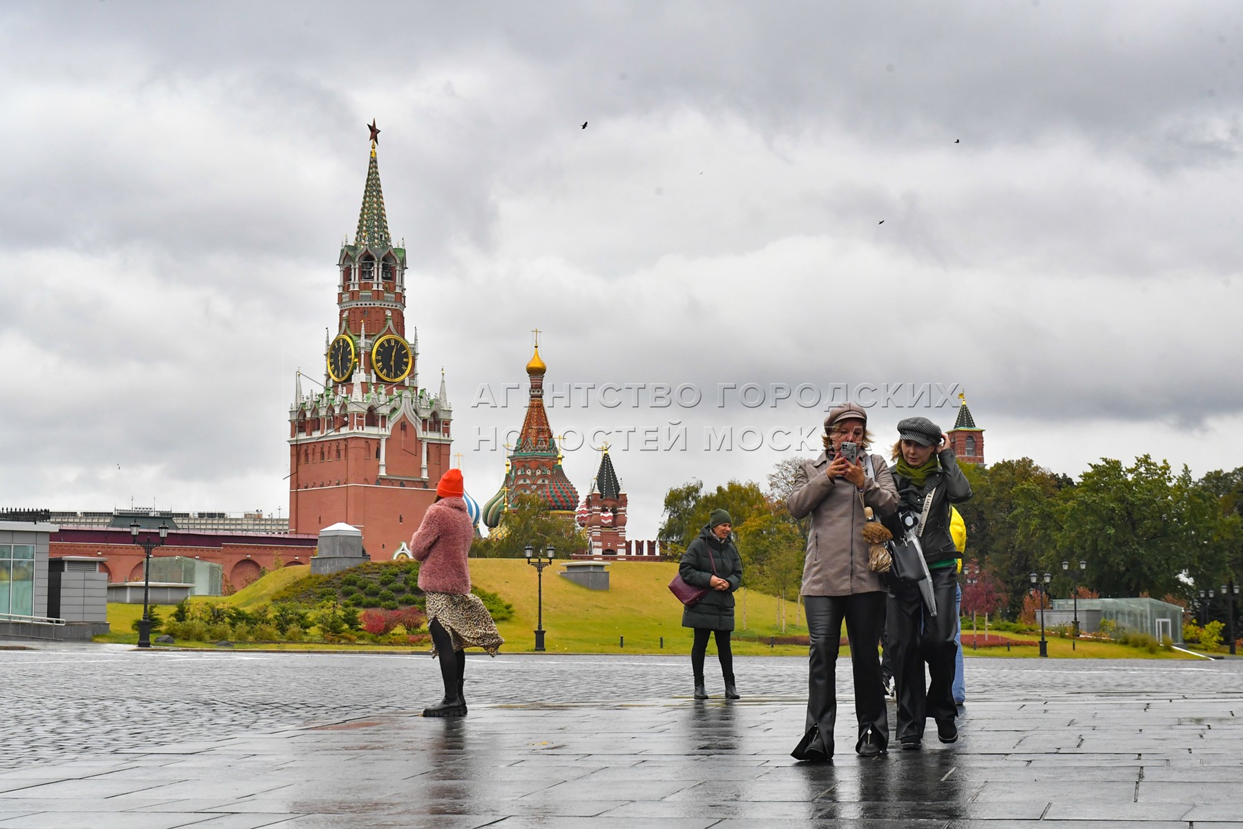 Москва территория МГУ осень сквер