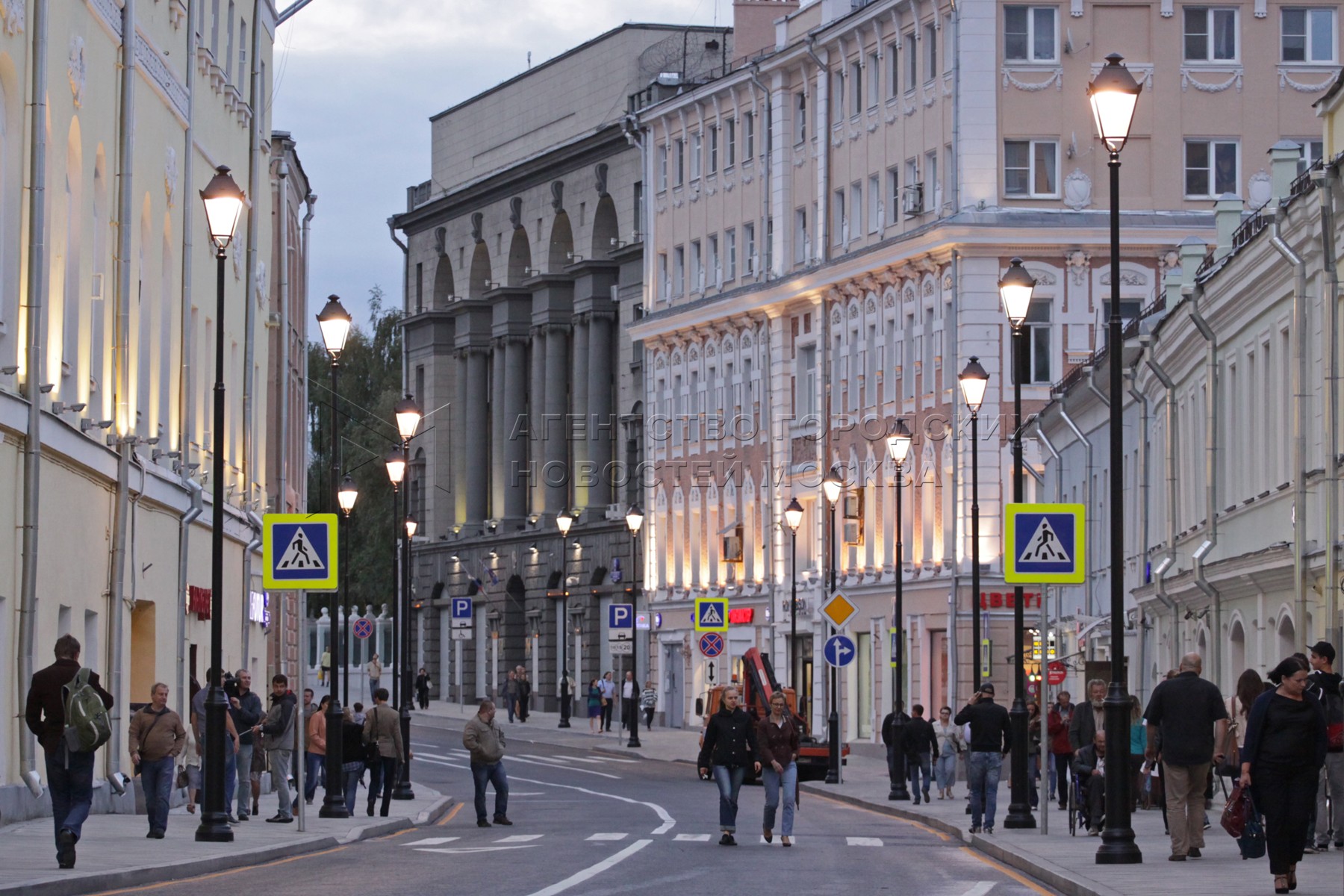 Торговая улица Москва. Пешеходные улицы Москвы. Пешеходы в Москве. Улица Маросейка.