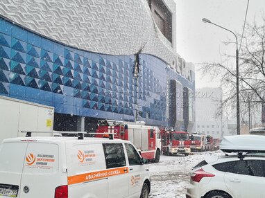 Экстренные службы у здания ТРЦ «Ривьера» на юге Москвы, где произошло  возгорание - Агентство городских новостей «Москва» - информационное  агентство