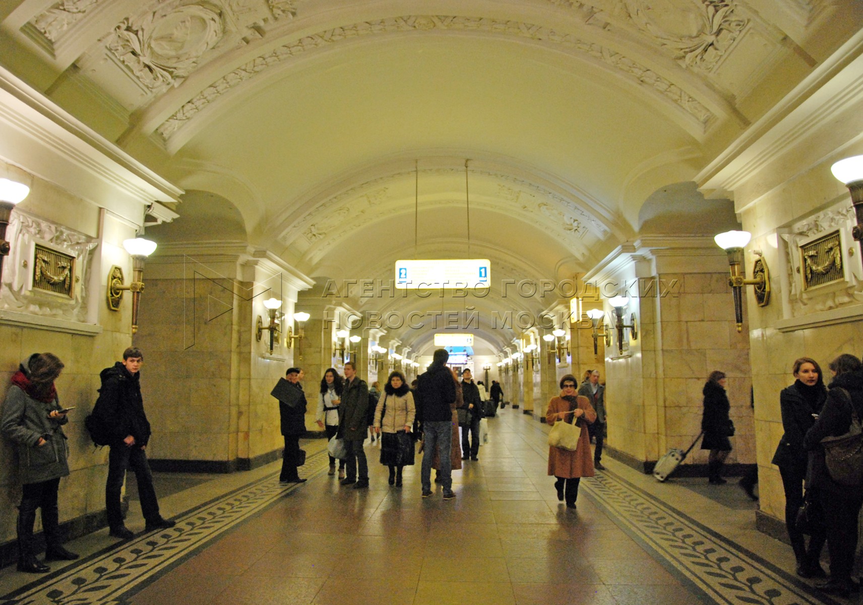 Октябрьская станция метро кольцевая линия