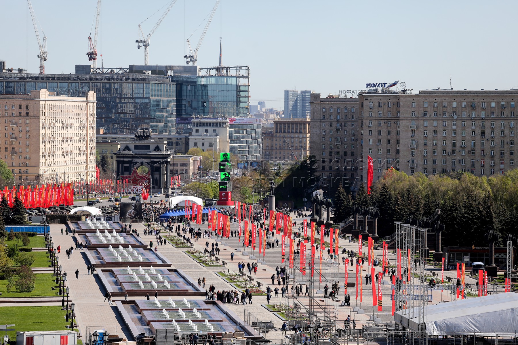 Волонтеры начали раздавать георгиевские ленточки на улицах Москвы