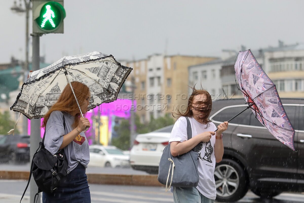 Грозы и сильный ветер ожидаются в Москве в четверг, возможны смерчи ...