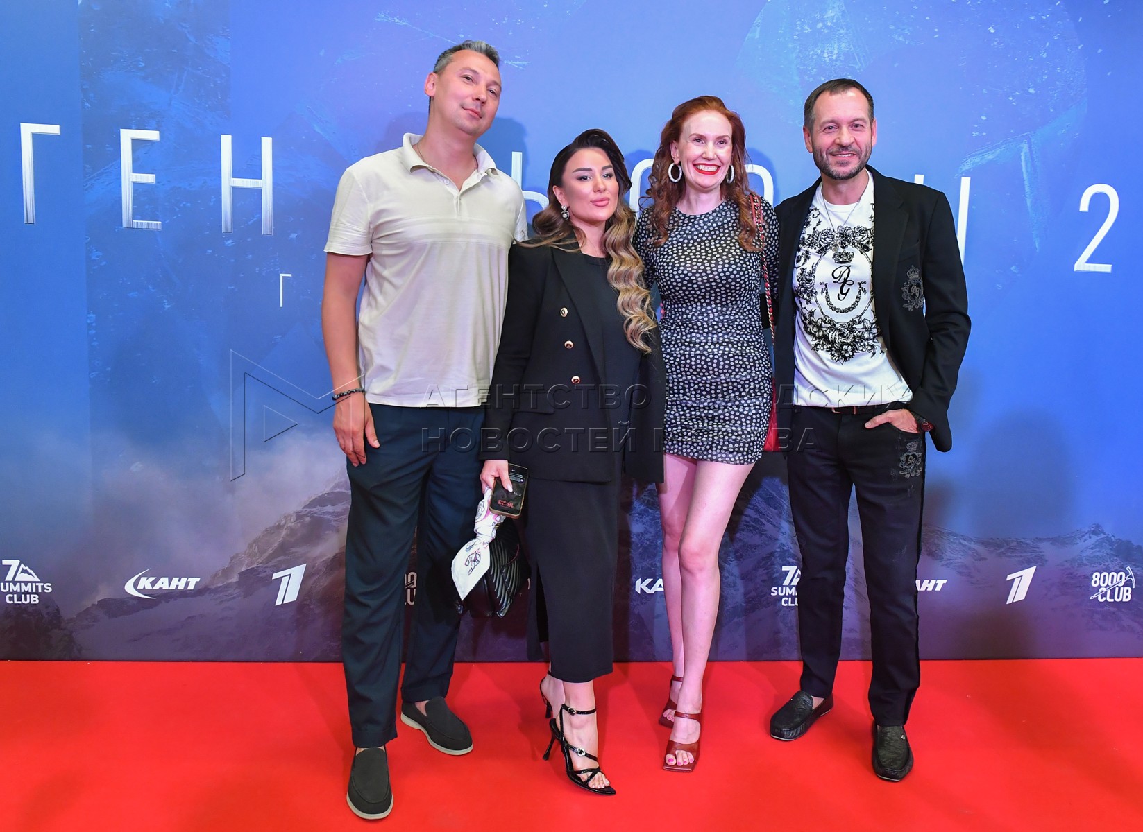 Қыздар секс фотосуреттерімен көңіл көтереді