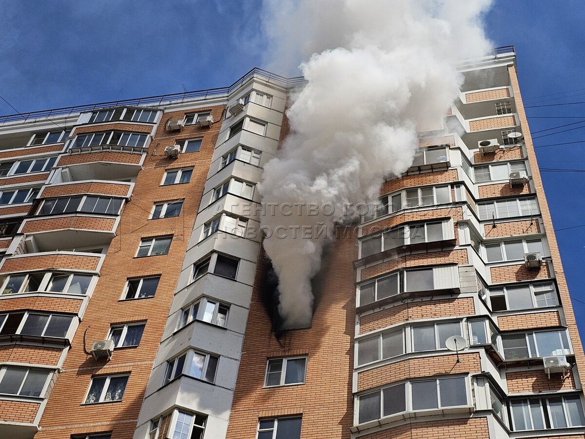 Пожар произошел в квартире многоэтажного дома на севере Москвы, один  человек спасен - Агентство городских новостей «Москва» - информационное  агентство