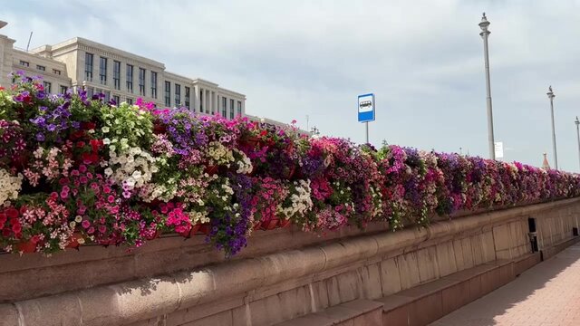 Третьяковский мост в москве. Мост украшенный цветами. Арка из цветов на улице. Мосты украшенные цветами москва. Мосты украшенные цветами москва.