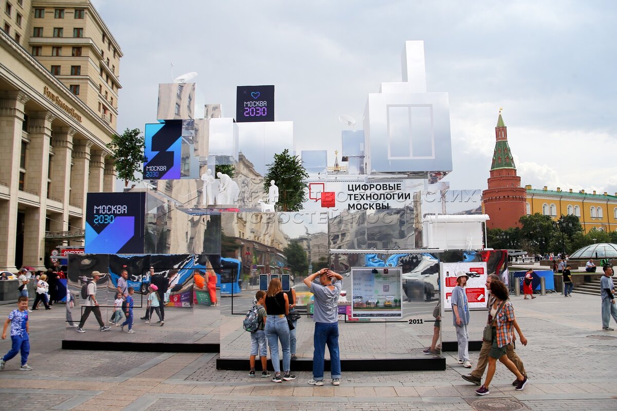 Манежная площадь декабрь 2022. Лужники площадка. Карусель на манежной площади 2022. Лужники площадка для детей. Красная площадь.