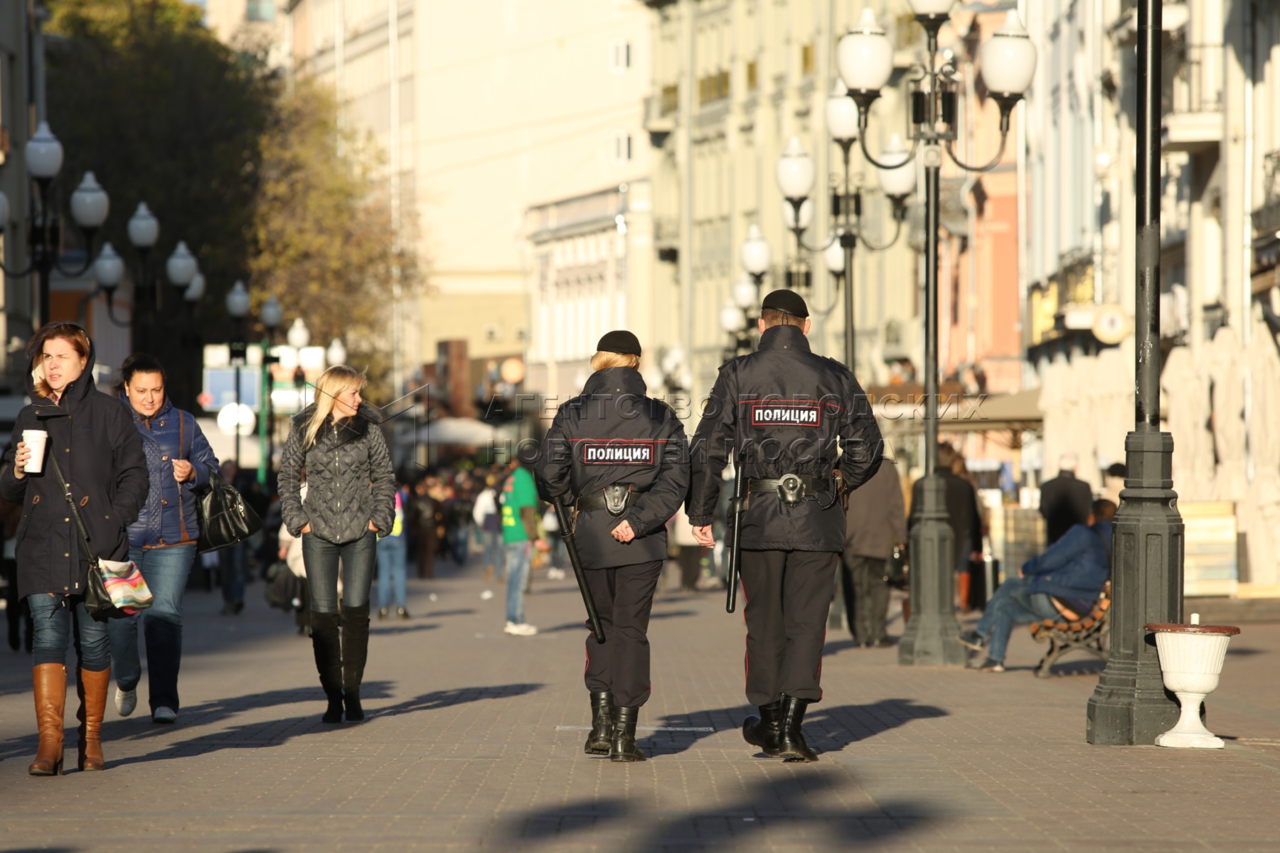 Полиция на улице. Полиция Арбат Москва. Полицейский на улице. Патрулирование улиц.