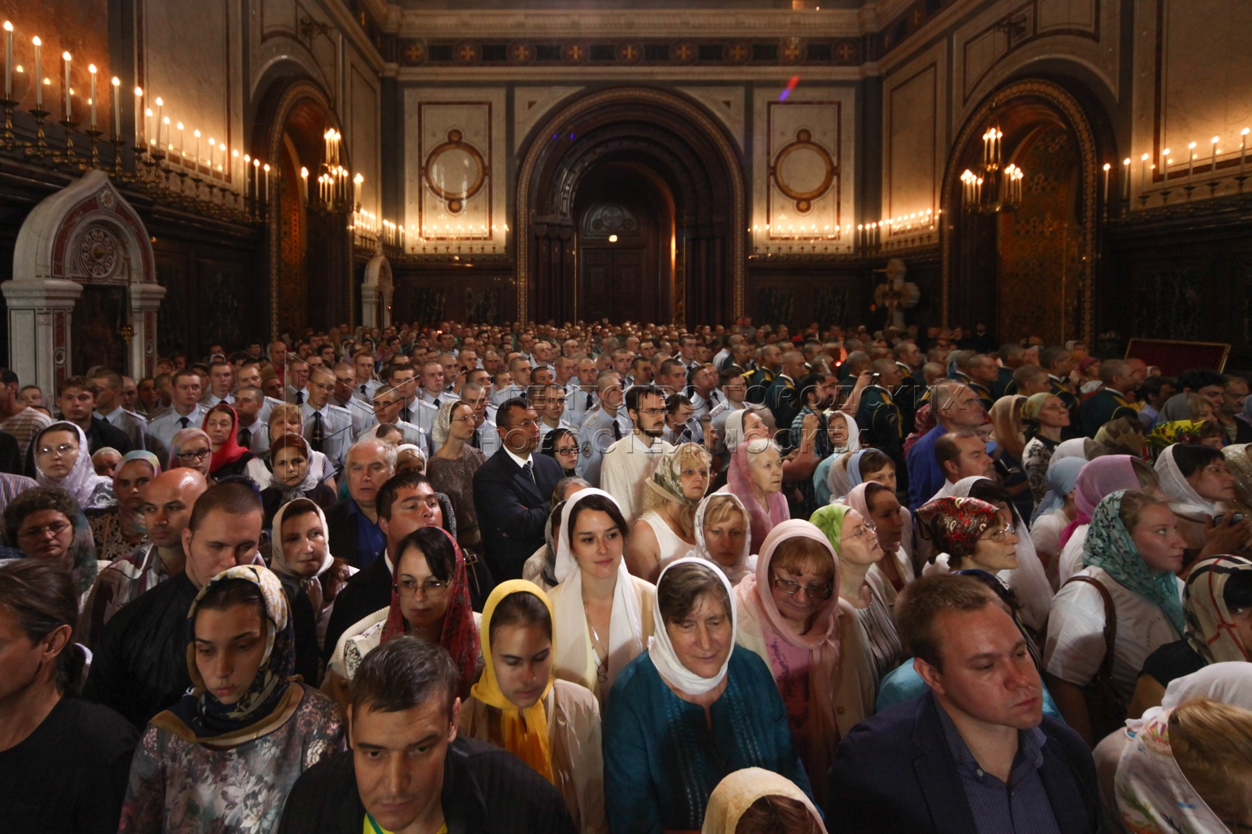 Толпа людей в храме