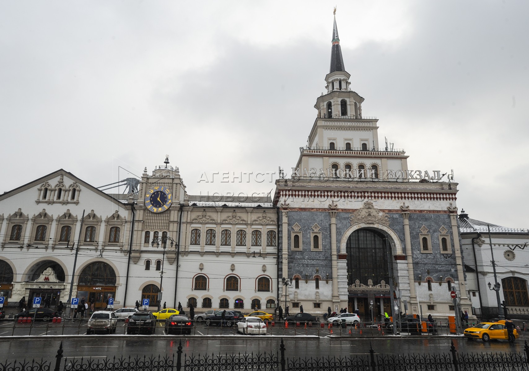 Возле казанского вокзала. Щусев Казанский вокзал в Москве 0. Казанский вокзал в Москве Кузнецов. Казанский вокзал памятник архитектуры. Казанский вокзал сбоку.