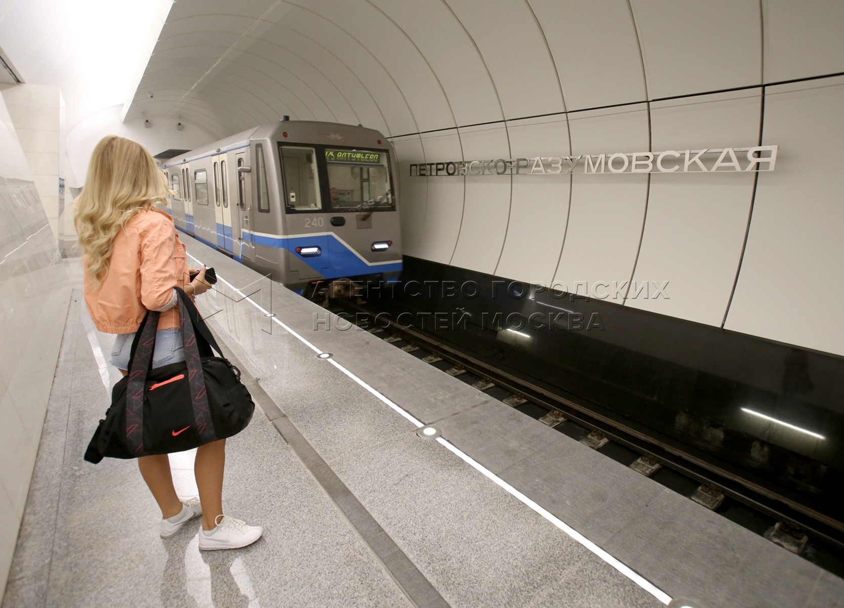 Петровско разумовская пересадка. Петро Разумовская метро. Станция метро Петровско-Разумовская ЛДЛ. Кроссплатформенные станции метро. Кросс платформа метро.