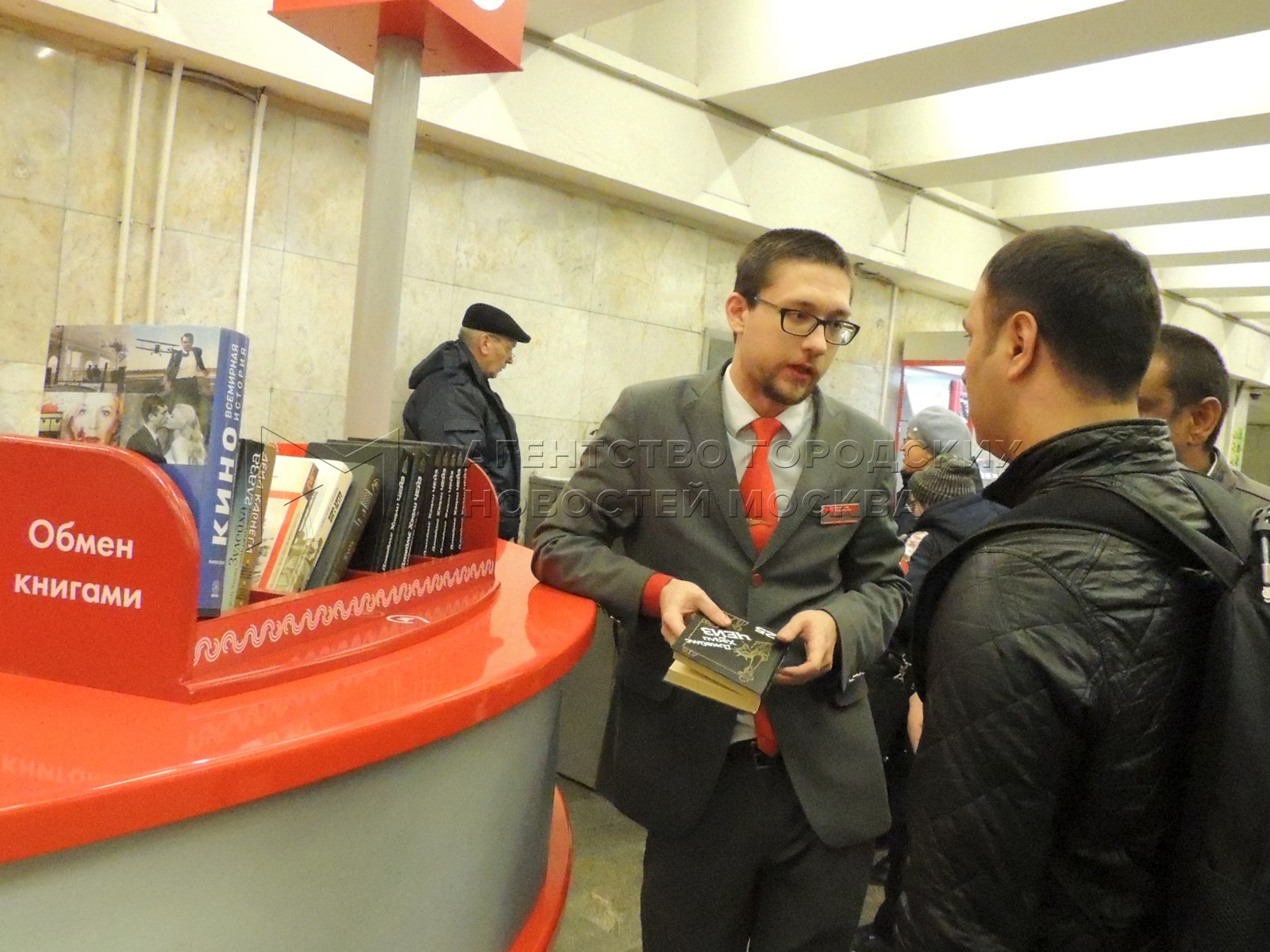 Стойки живого общения сретенский бульвар. Стойка живое общение на пушкинской. Станции живое общение метро. Информационная стойка метрополитена. Стойка живое общение в метро.