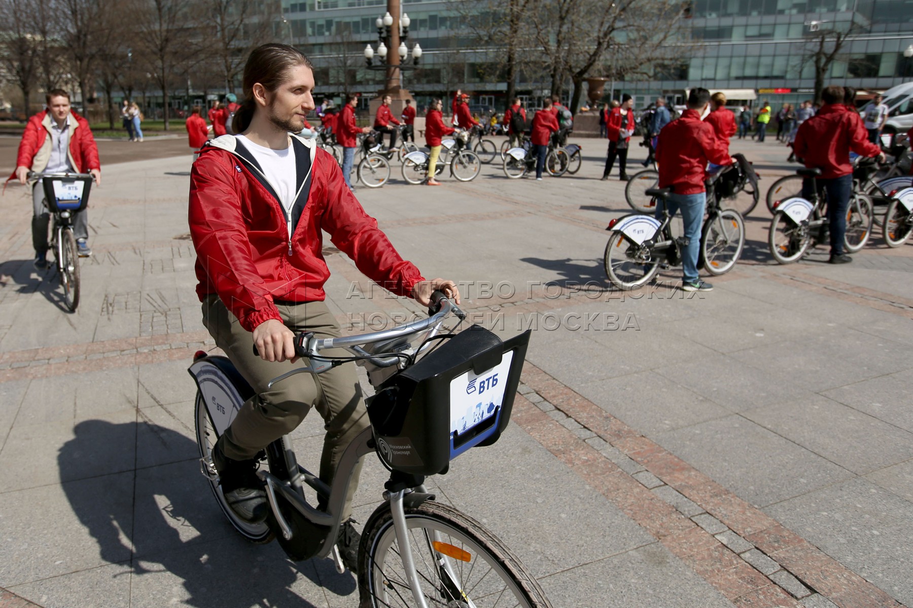 Флешмоб на велосипедах в рамках открытия сезона работы городского ...